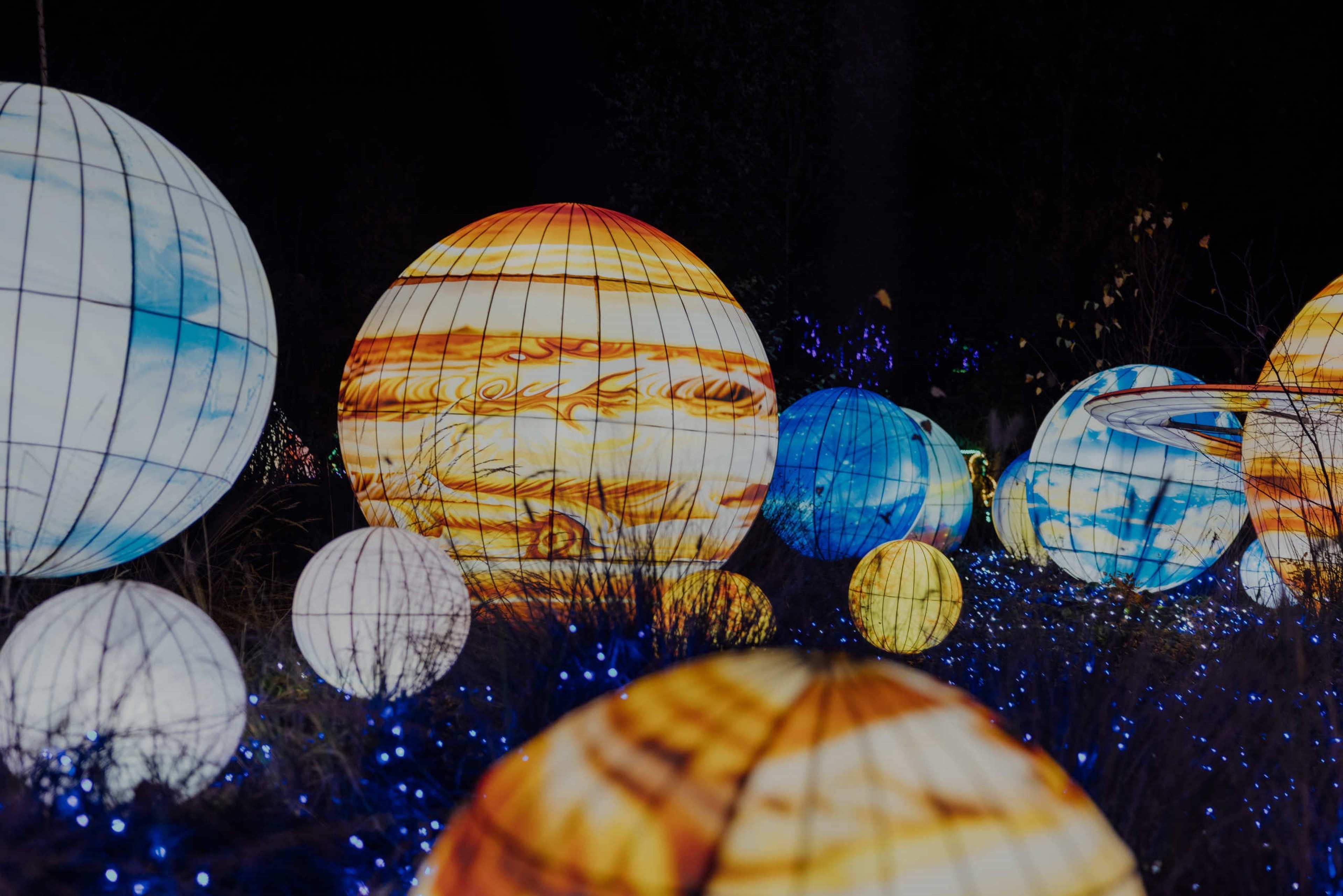 Lichtgevende lampionnen van planeten bij Light Safari Beekse Bergen dat je met korting kan bezoeken met de Attractiepas van Vakantiepark Dierenbos.