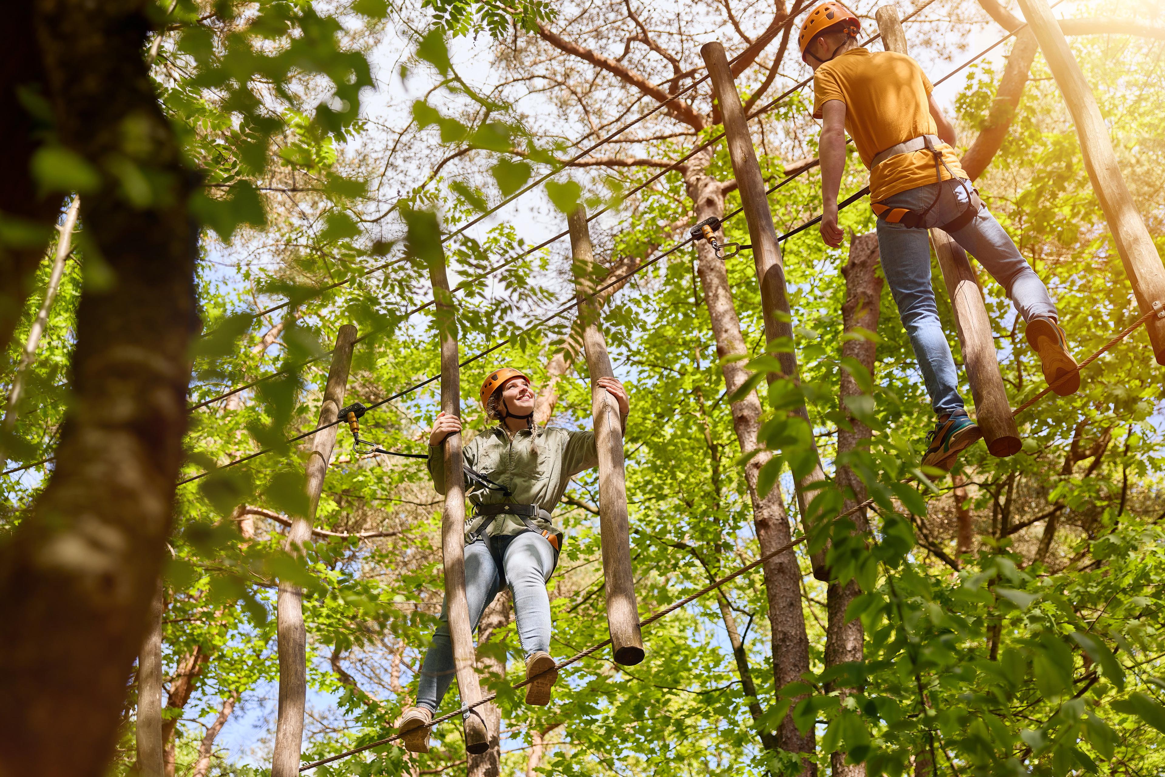 Jongen en meisje op obstakel van het klimparcours bij Klimrijk Brabant