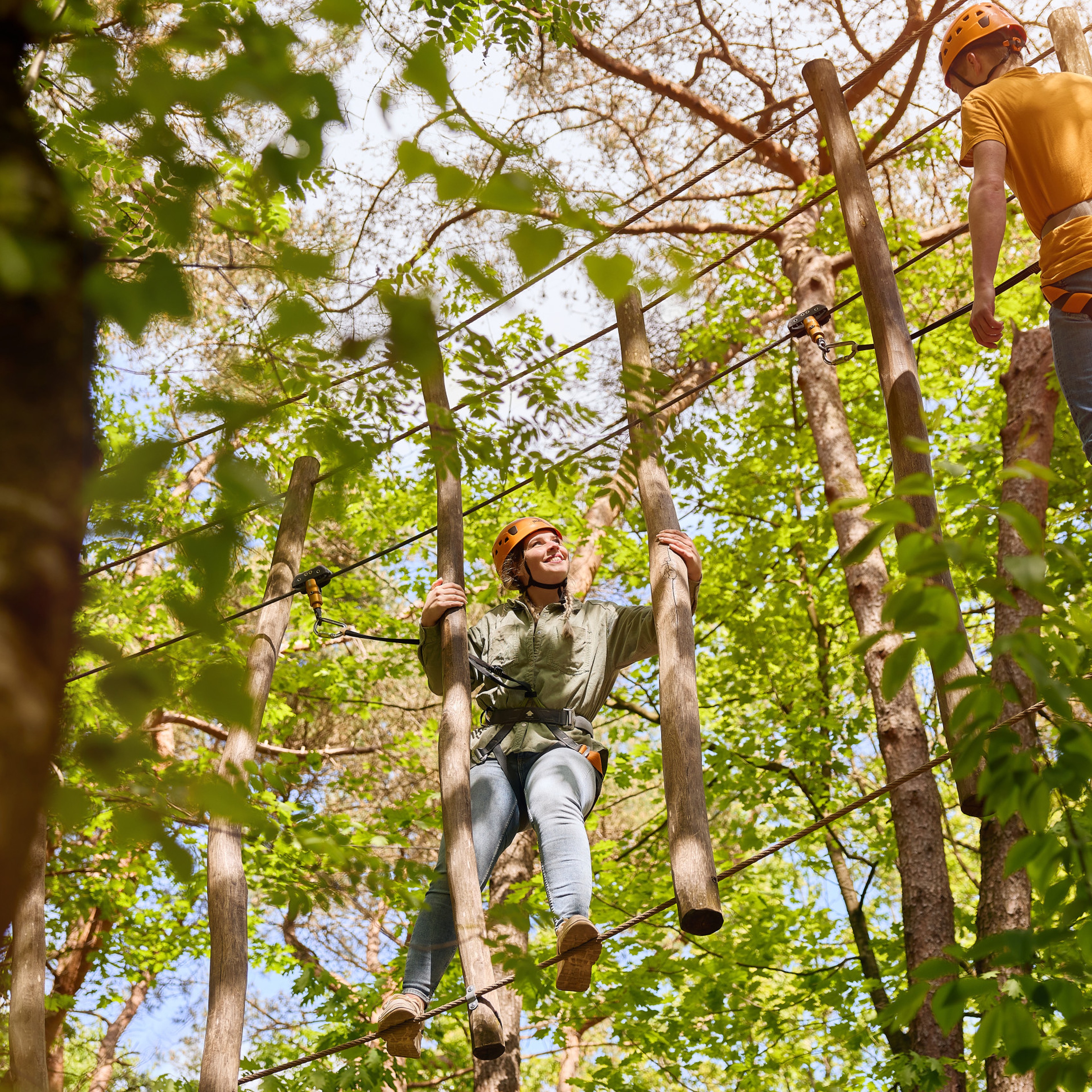 Jongen en meisje op obstakel van het klimparcours bij Klimrijk Brabant