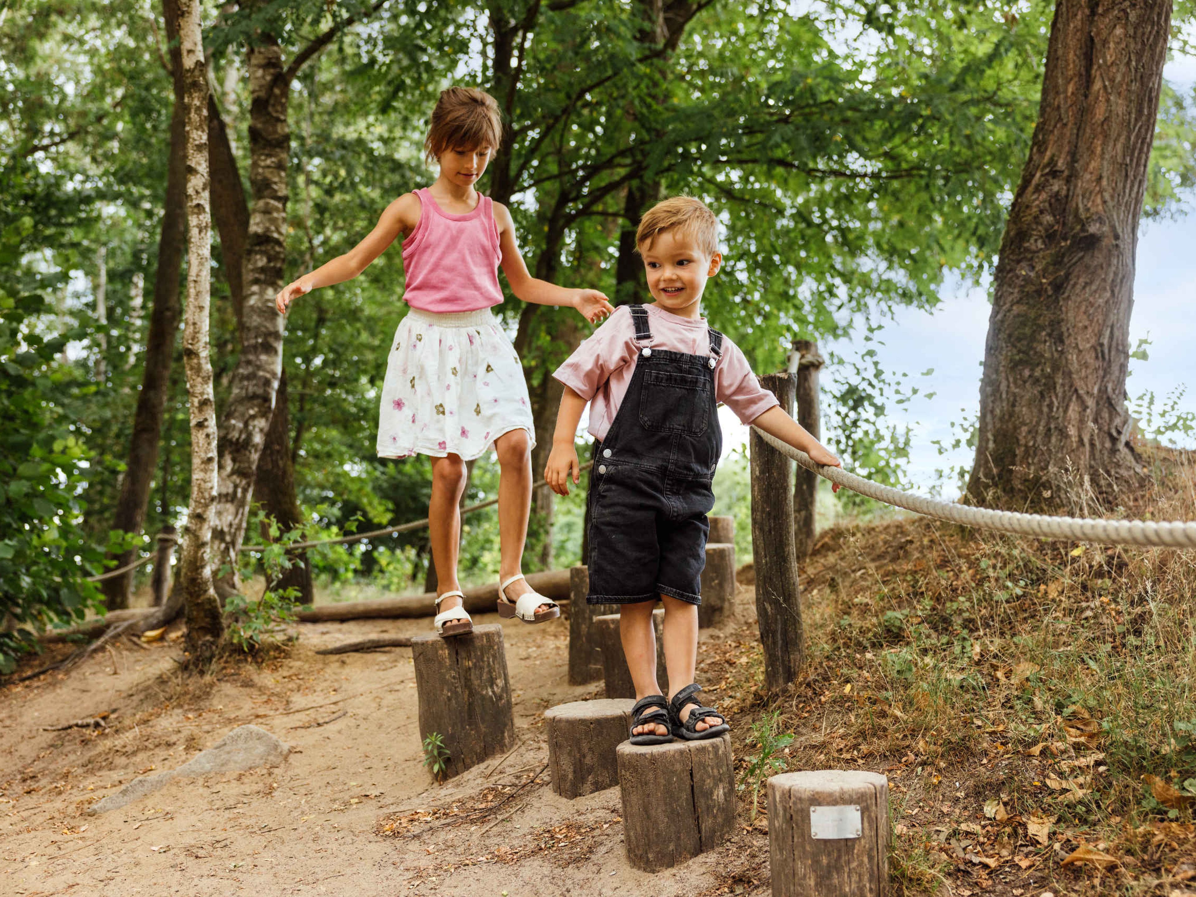 Zomer kinderen lopen op de avonturenpaadjes in Safaripark Beekse Bergen