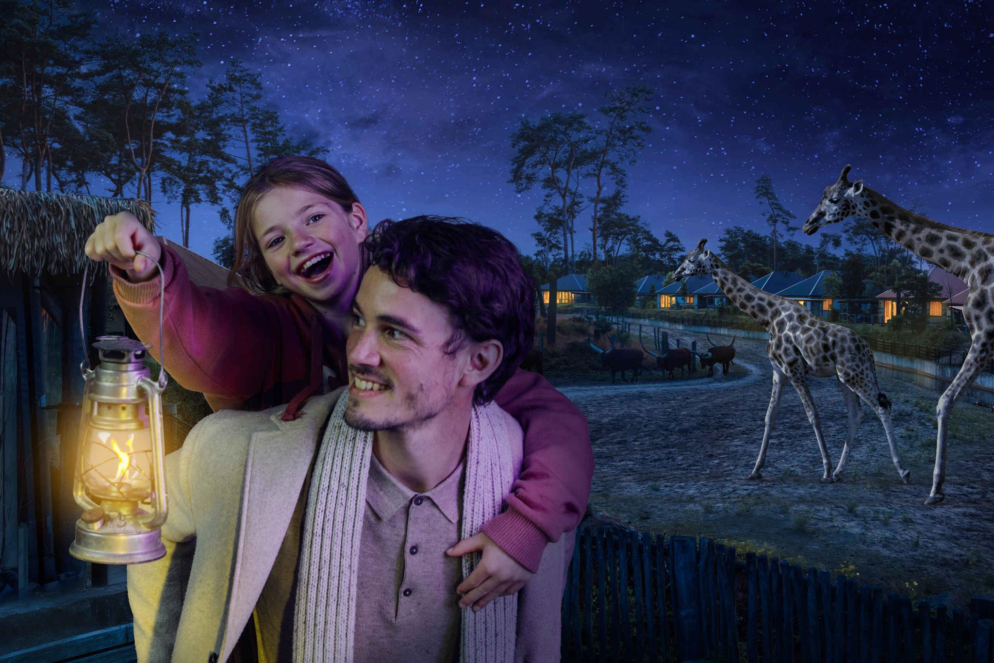 Vader met dochter en lantaarn bij de giraffen op Safari Resort Beekse Bergen