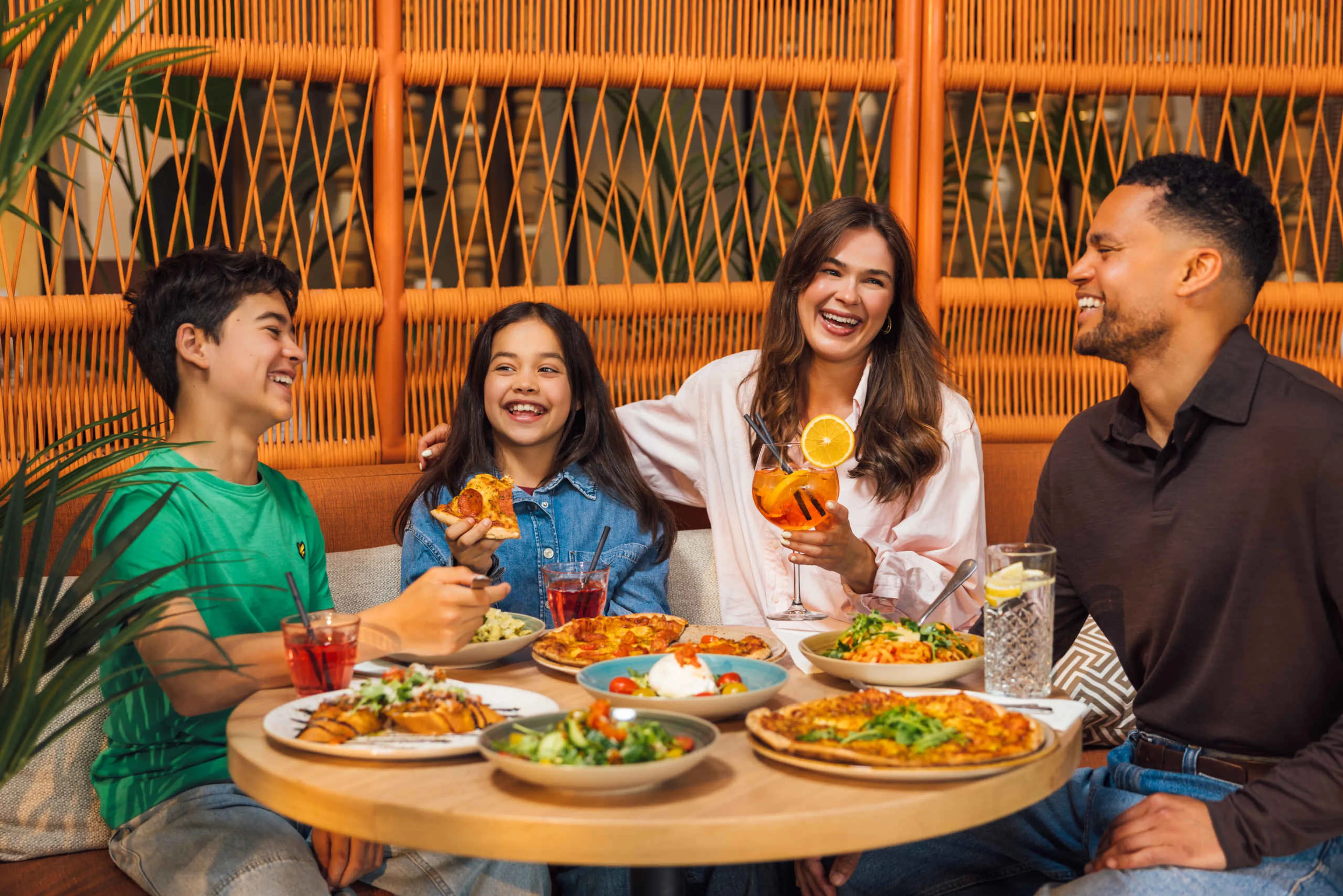 Gezin eet pasta en pizza in Restaurant Labadi op Lake Resort Beekse Bergen