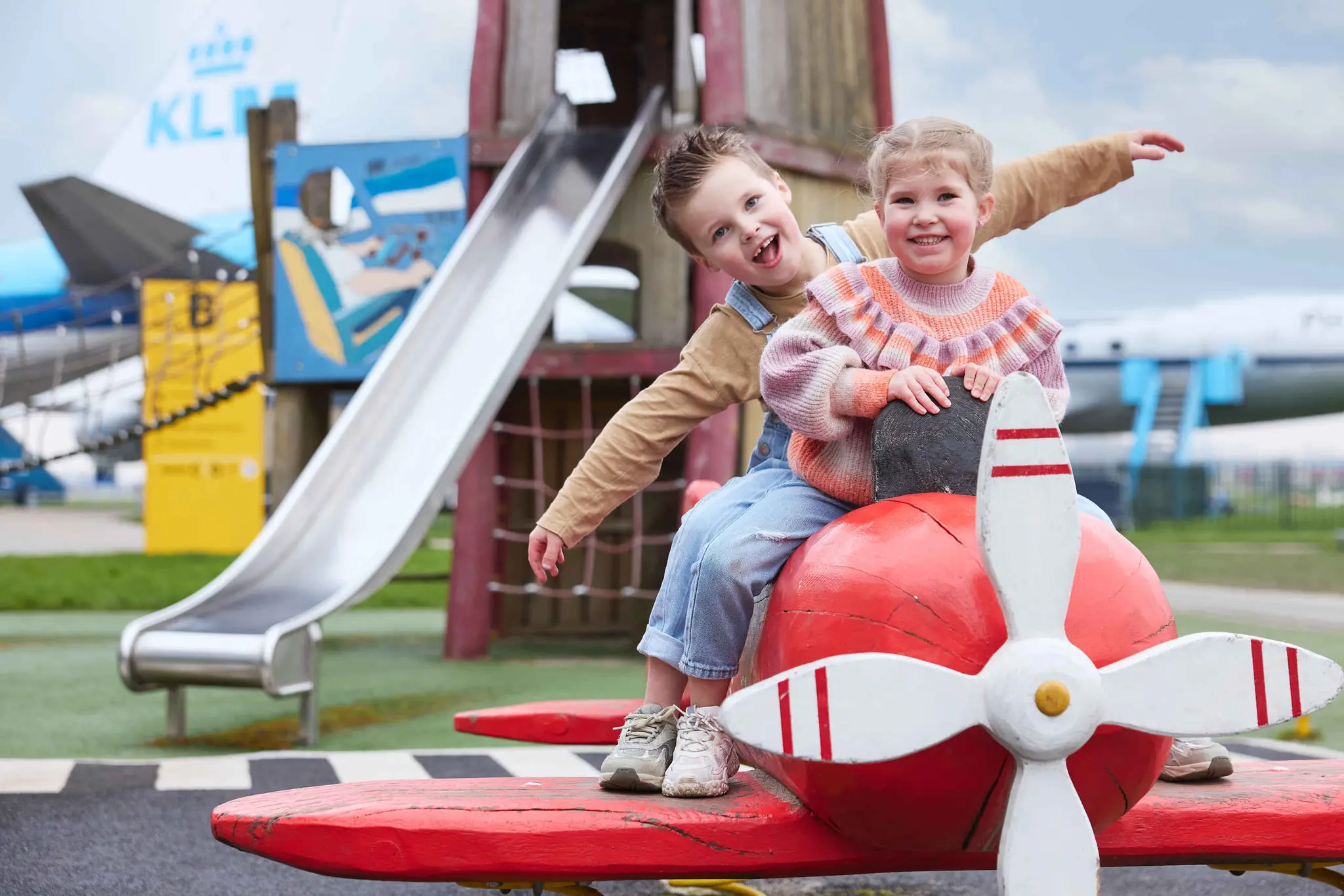 Kinderen speeltuin glijbaan jongen meisje spelen najaar Luchtvaartmuseum Aviodrome
