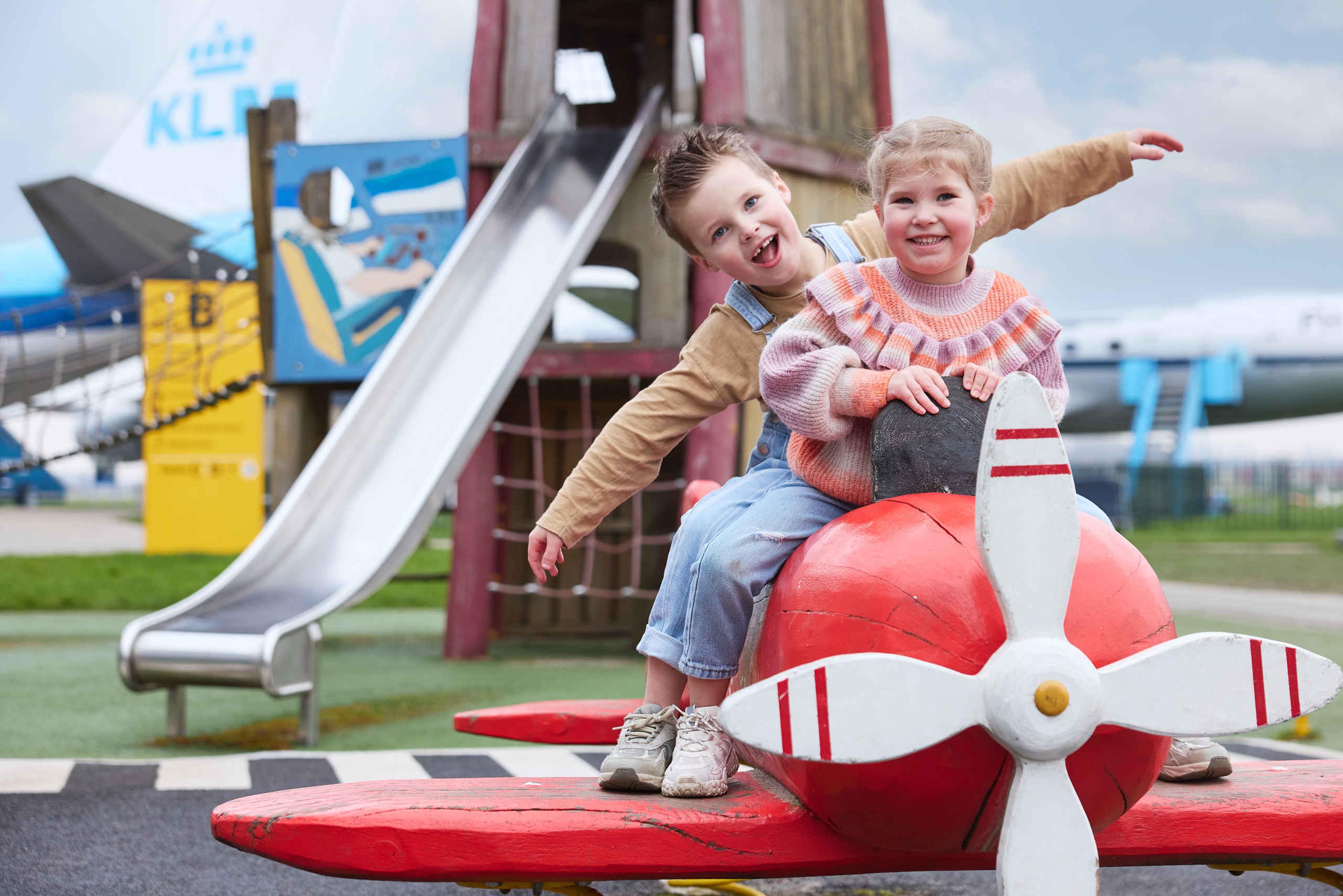 Kinderen speeltuin glijbaan jongen meisje spelen najaar Luchtvaartmuseum Aviodrome