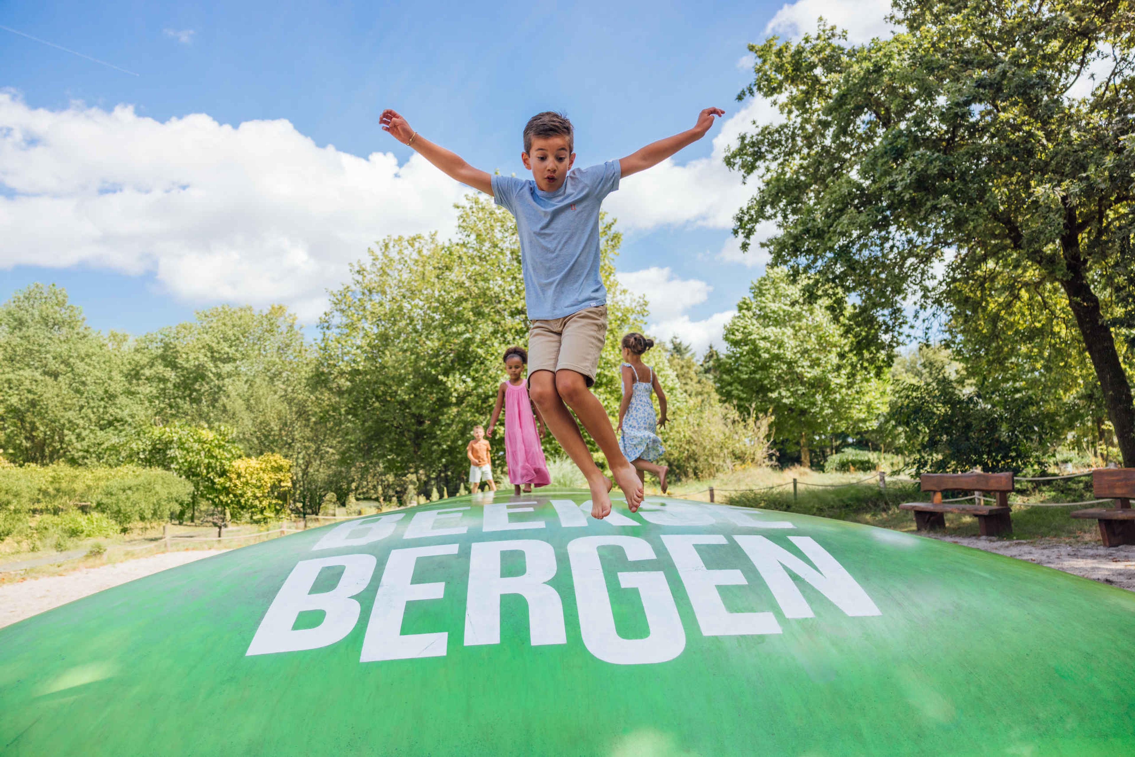 Kinderen op de Airtrampoline van Speelland Outdoor Beekse Bergen