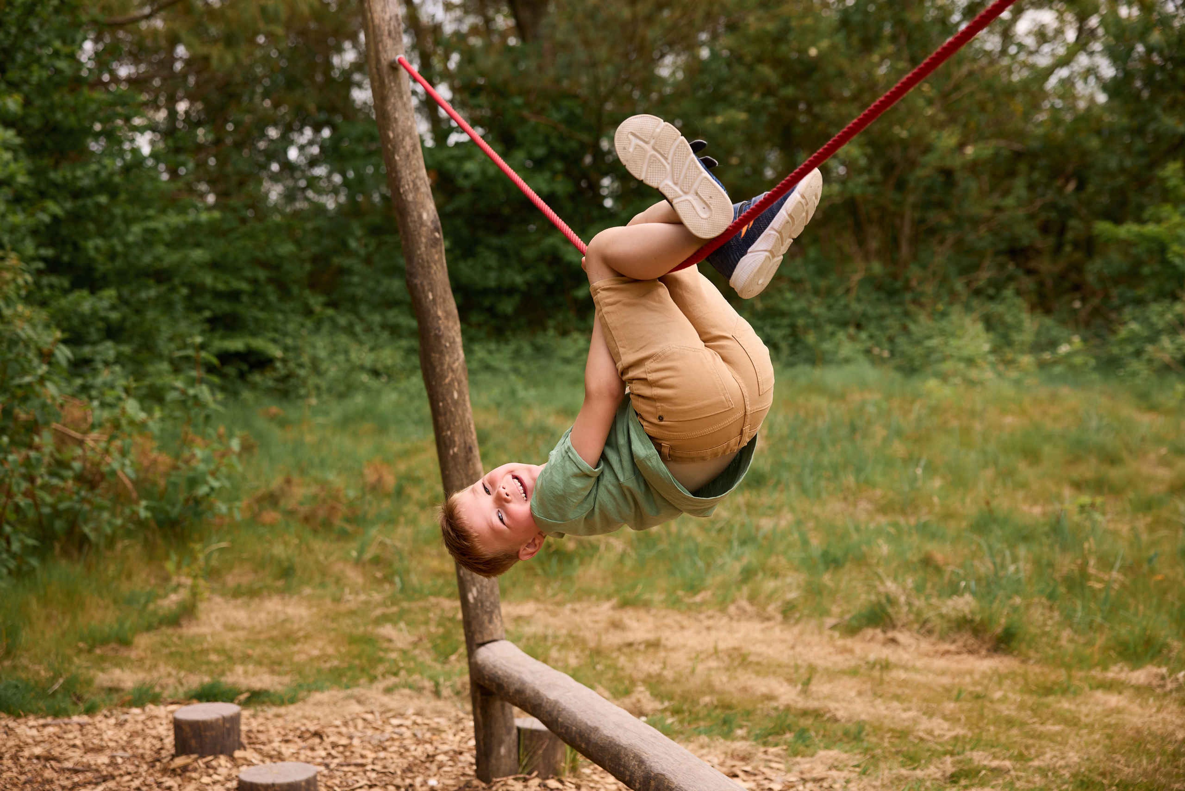 Jongen klimt en klautert op zijn kop in de speeltuin AquaZoo Leeuwarden