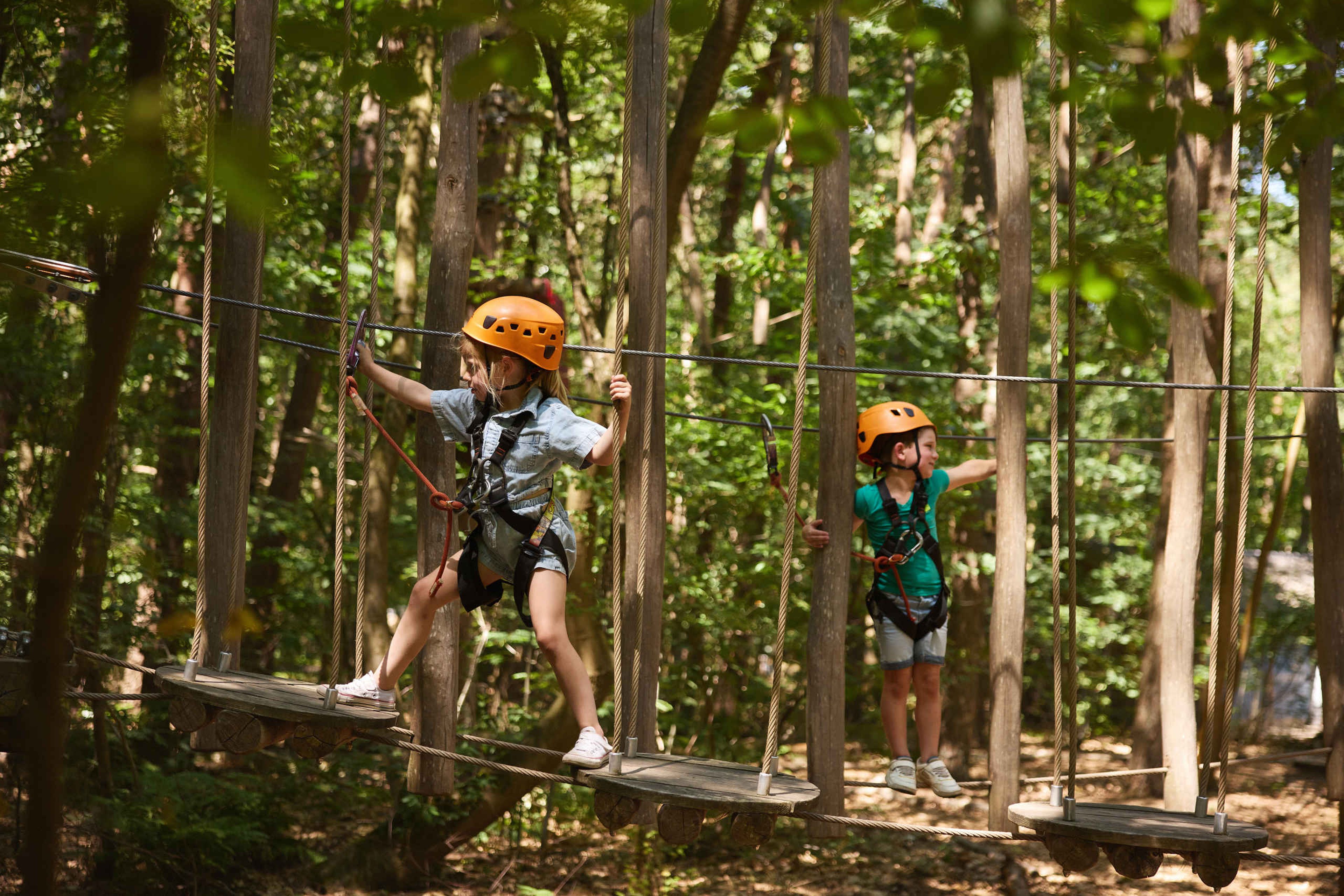 Een meisje en jongen op het Pico Parcours bij Klimrijk Brabant
