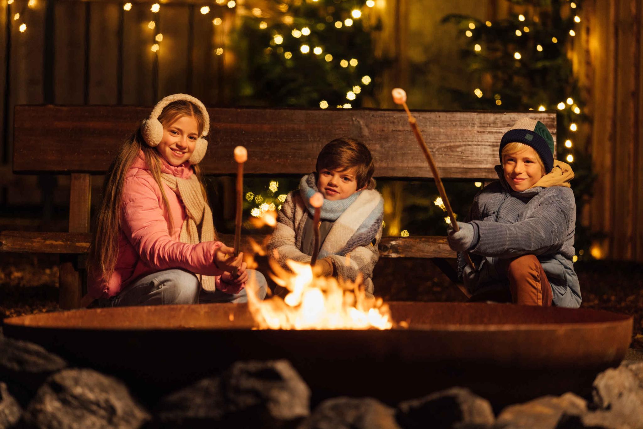 Kinderen bij kampvuur met marshmallows tijdens Light Safari Beekse Bergen
