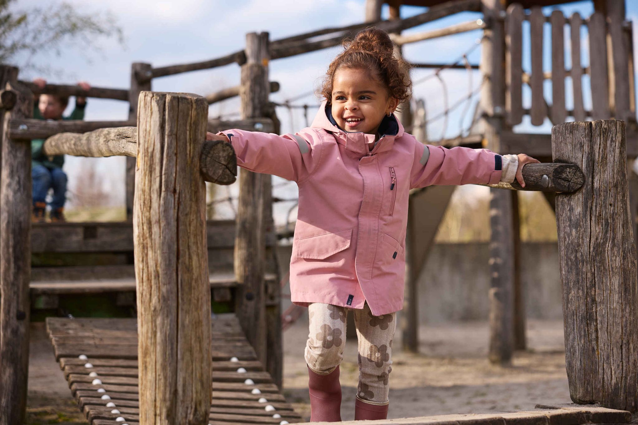 Een meisje speelt op een speeltoestel in de herfst in Eindhoven Zoo.