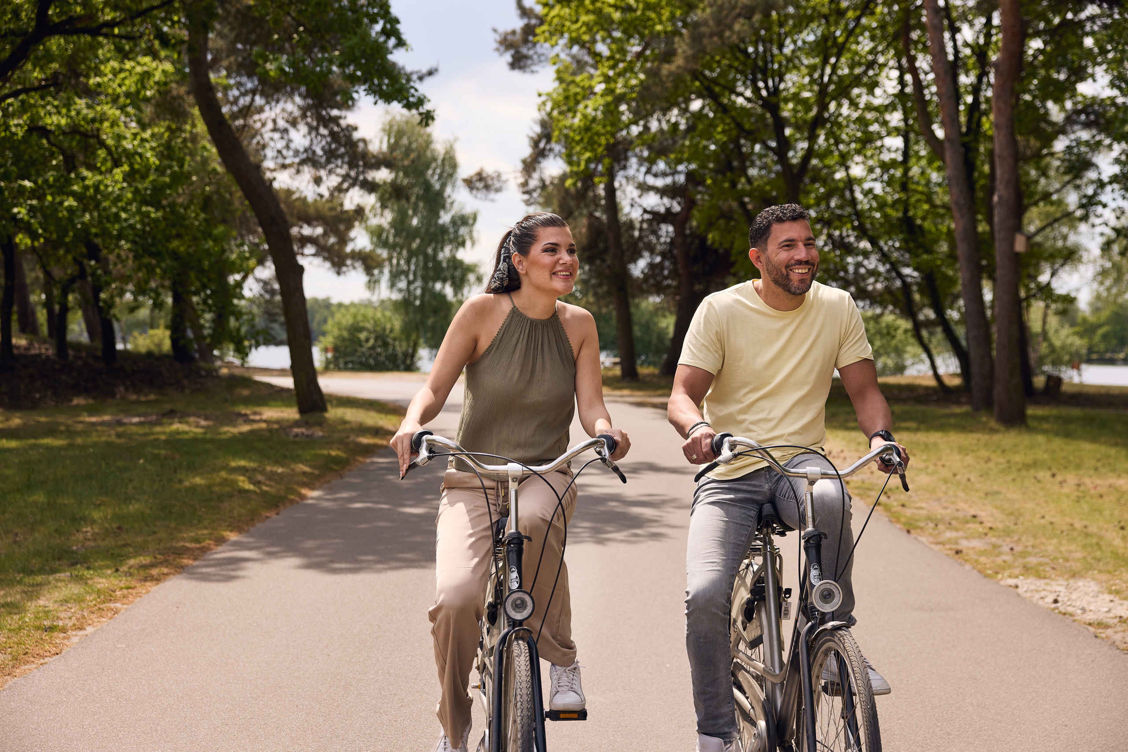 Stel fietst door het bos in de omgeving van Kasteel Steenenburg