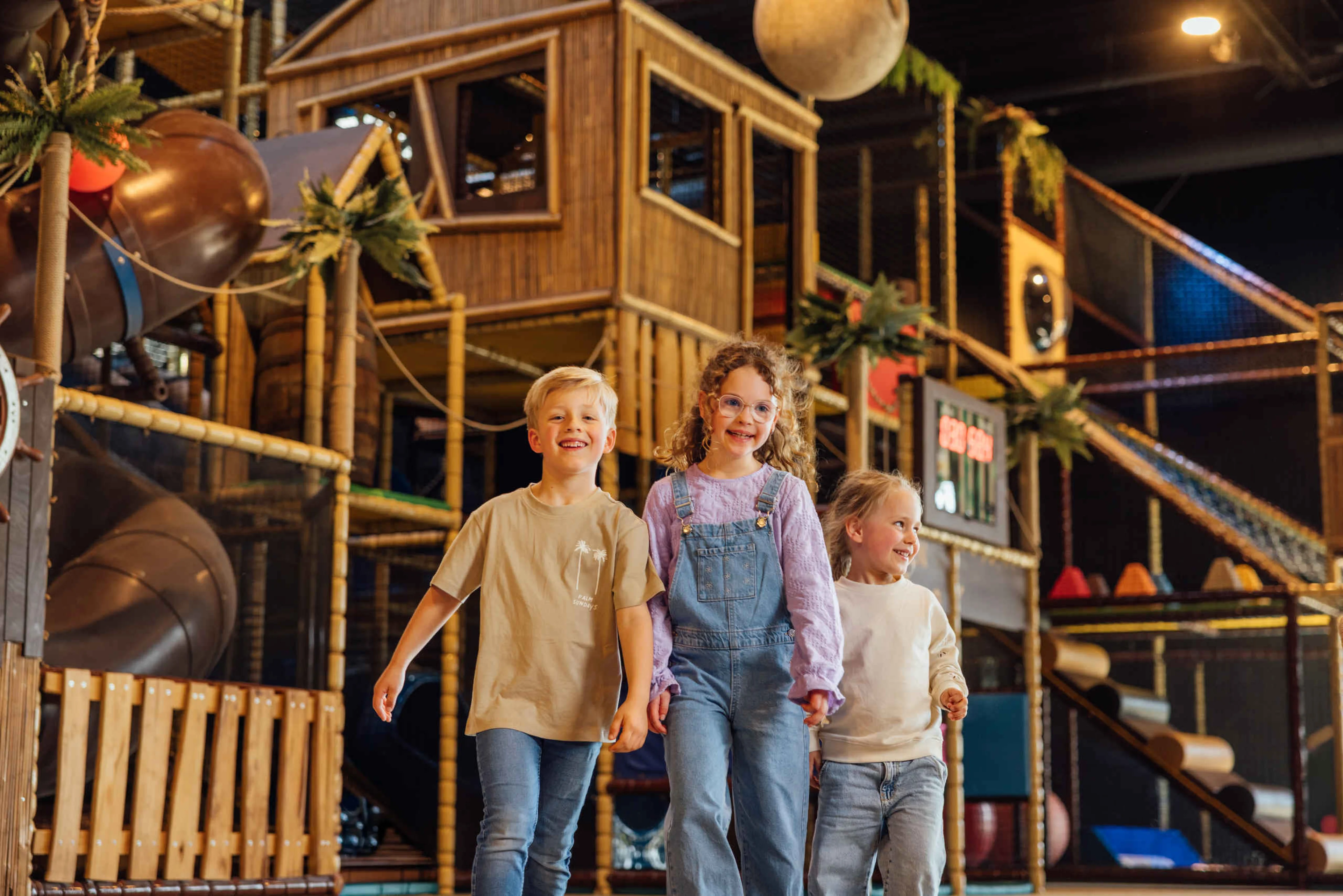 Drie kinderen bij Speelland Indoor