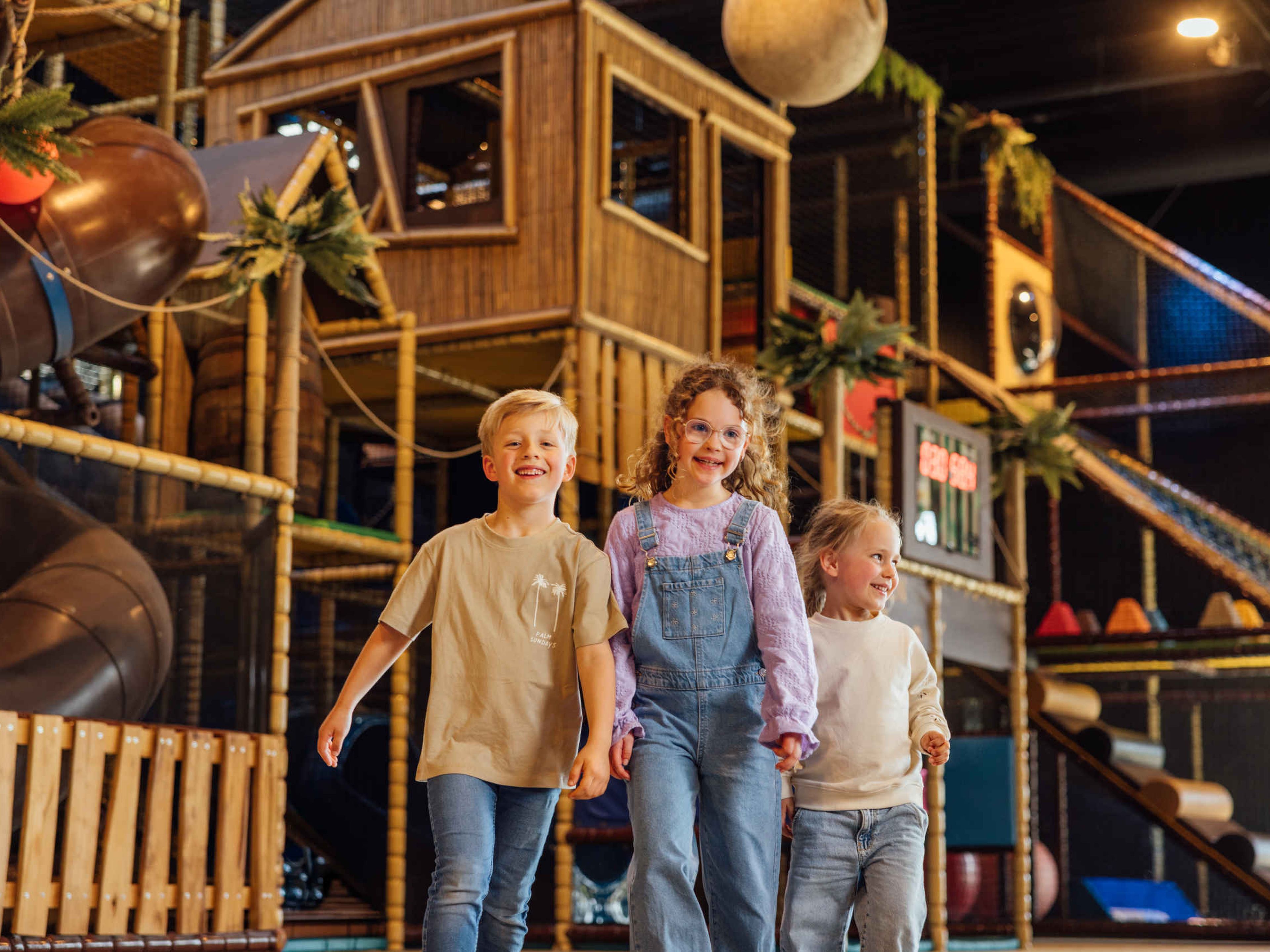 Drie kinderen bij Speelland Indoor