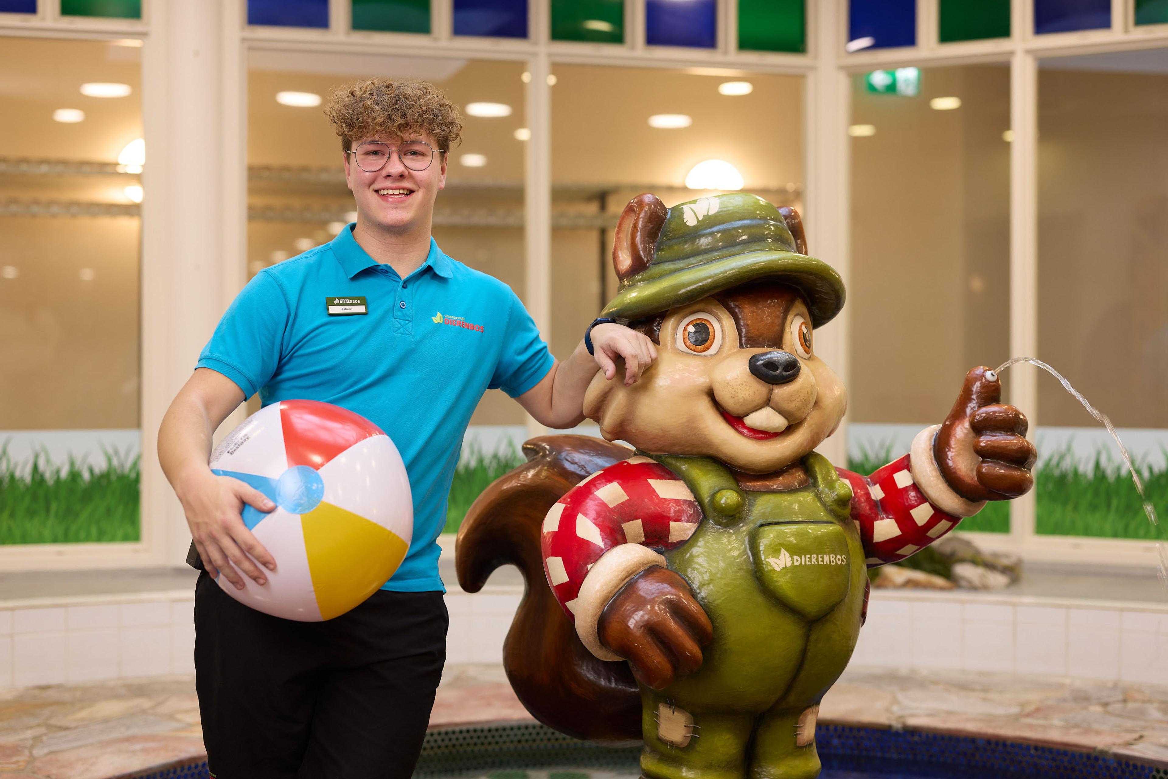 Lifeguard in het zwembad van Vakantiepark Dierenbos