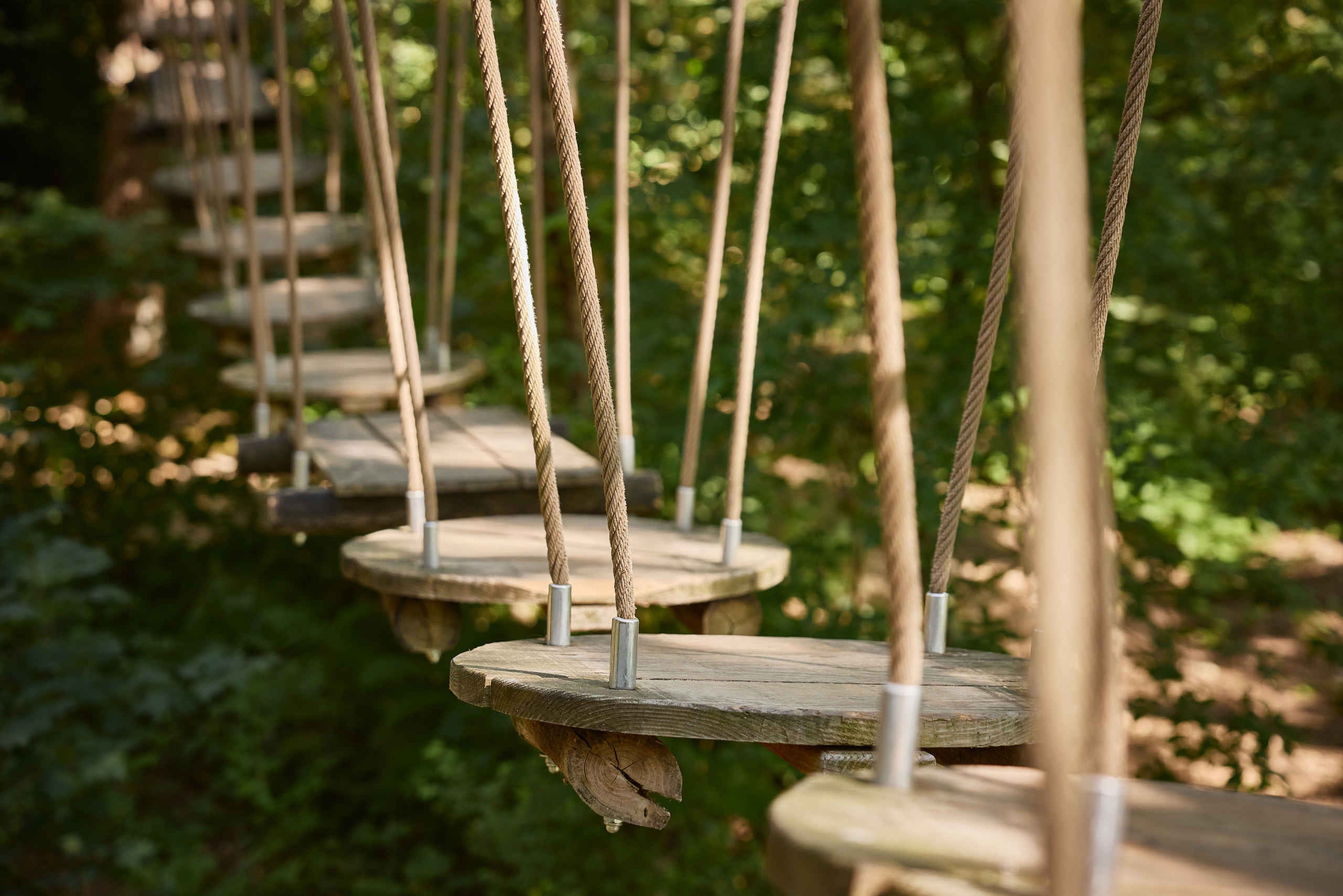 De ronde plateau's op route 1 van het klimparcours bij Klimrijk Brabant