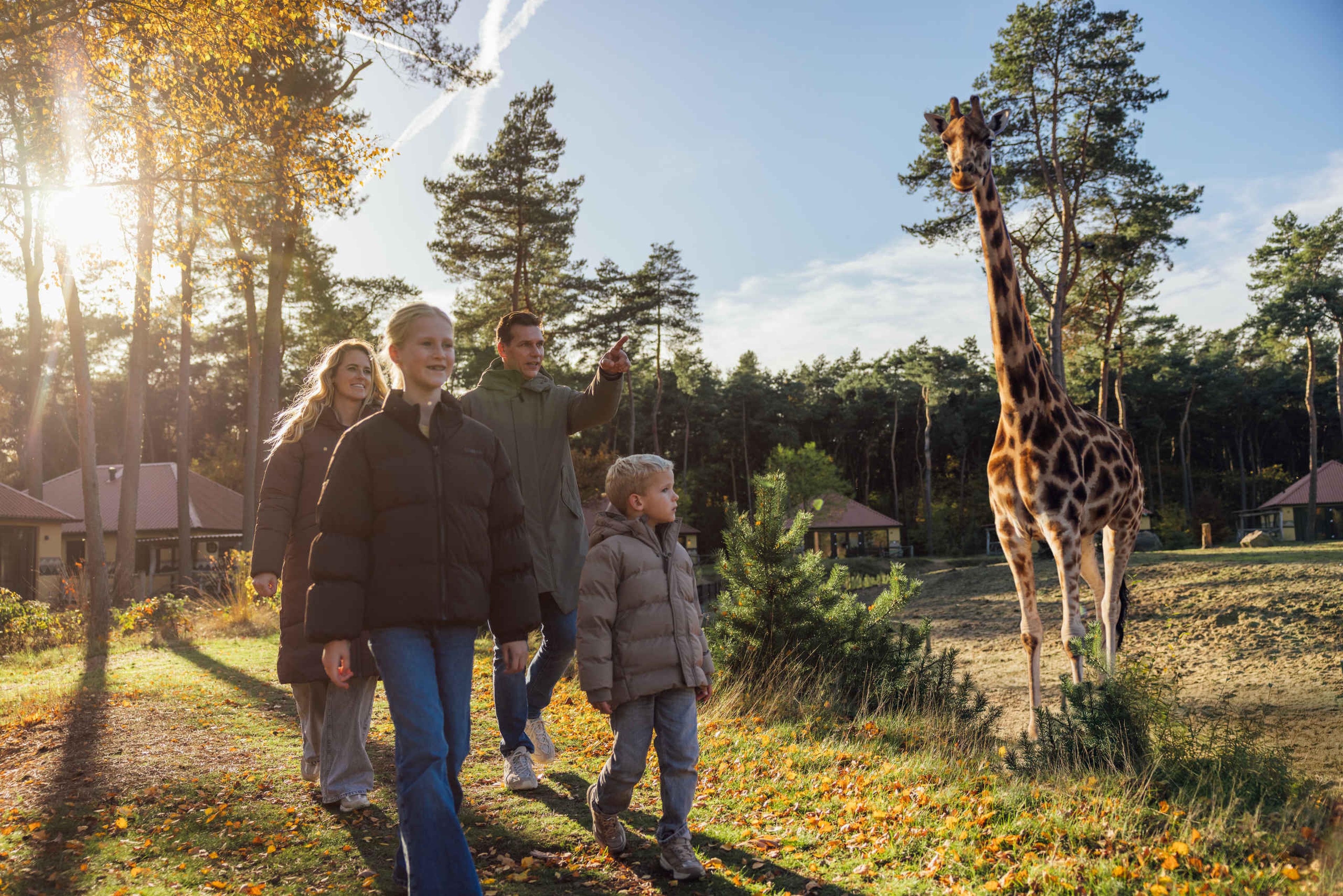 Gezin herfst najaar giraf op Safari Resort in Beekse Bergen