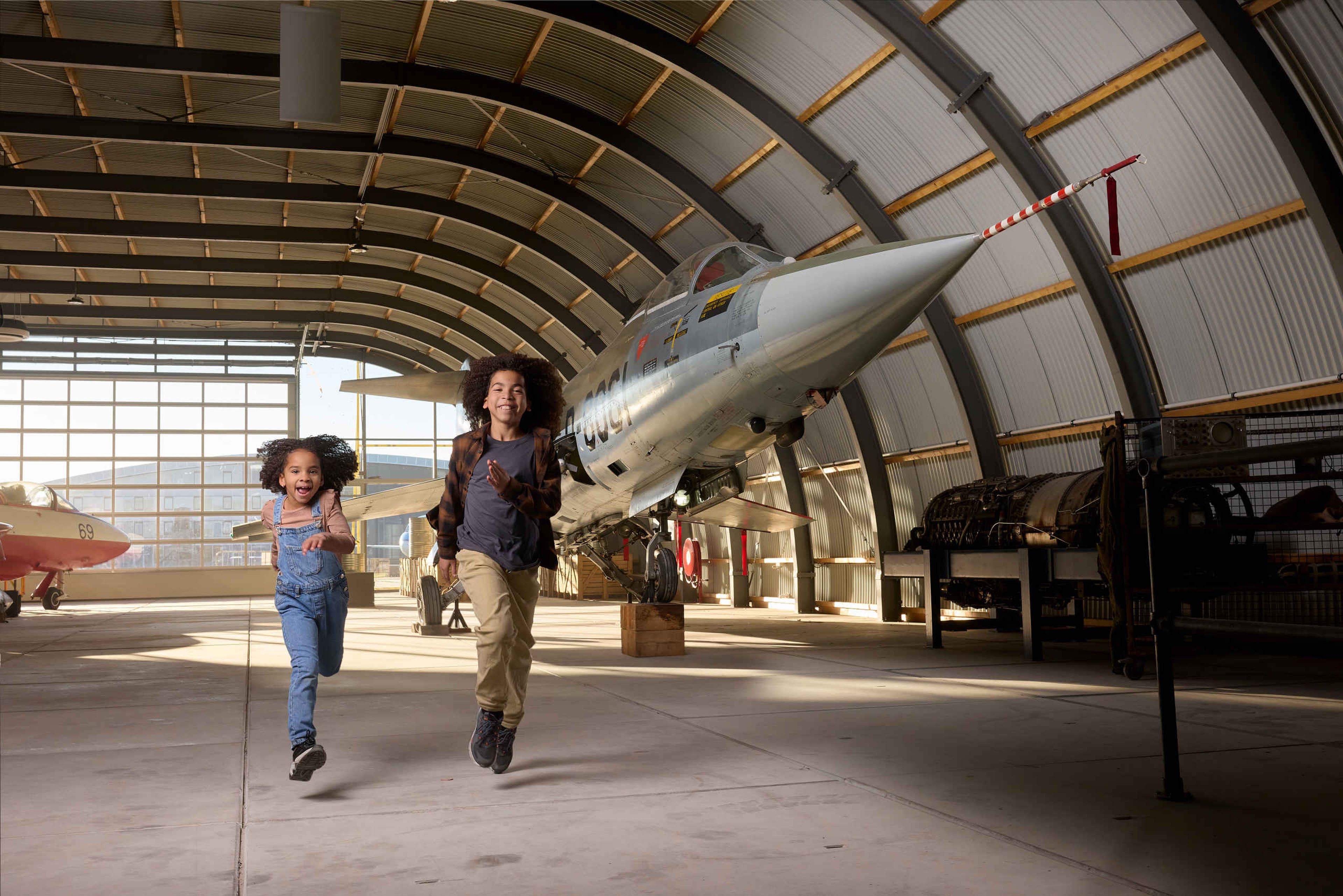 Kinderen rennen tijdens de straaljagerweken bij de straaljagerexpositie in Luchtvaartmuseum Aviodrome