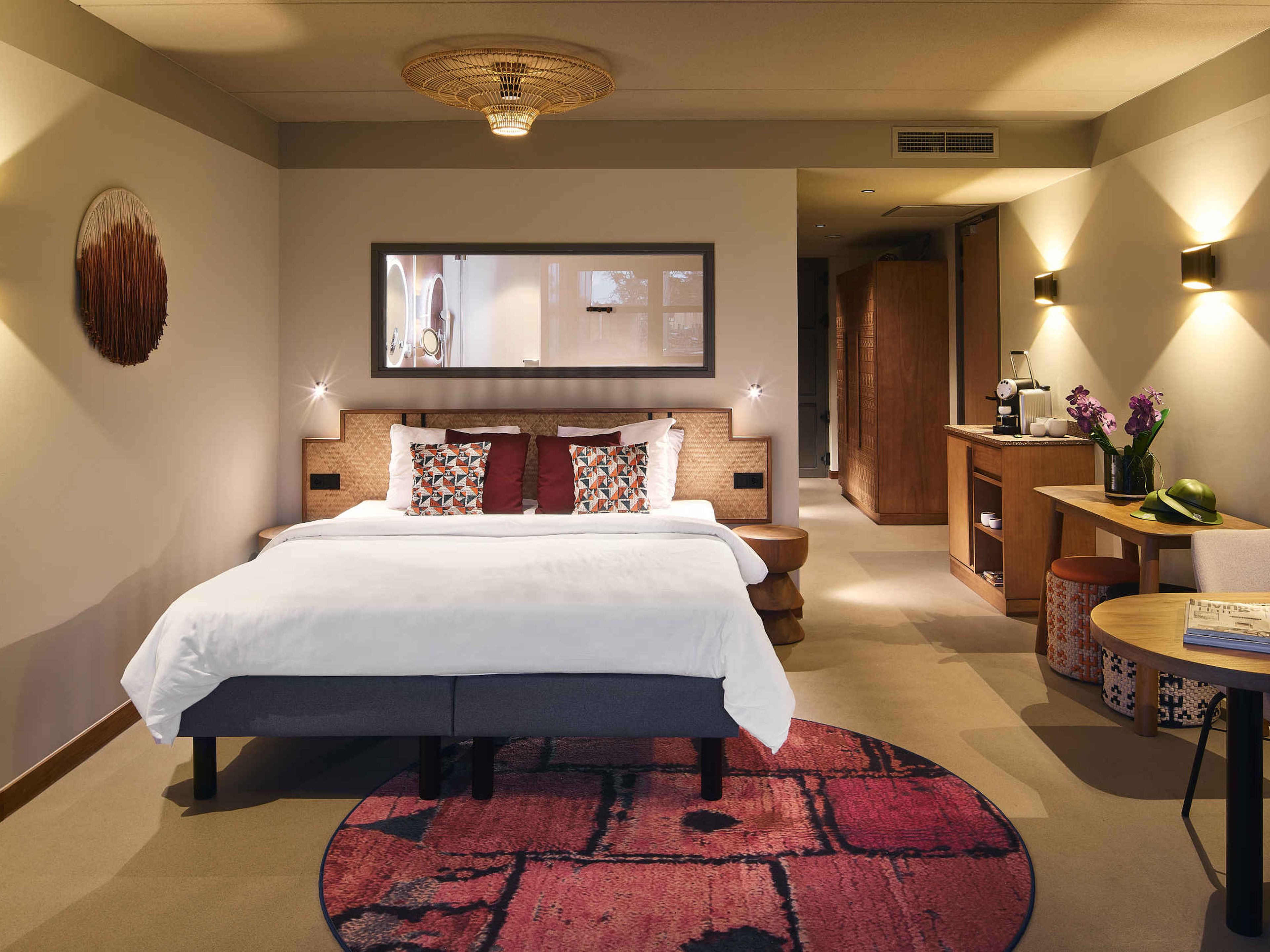 Bed, tafel en kitchenette in de Savanne Room op Safari Hotel Beekse Bergen