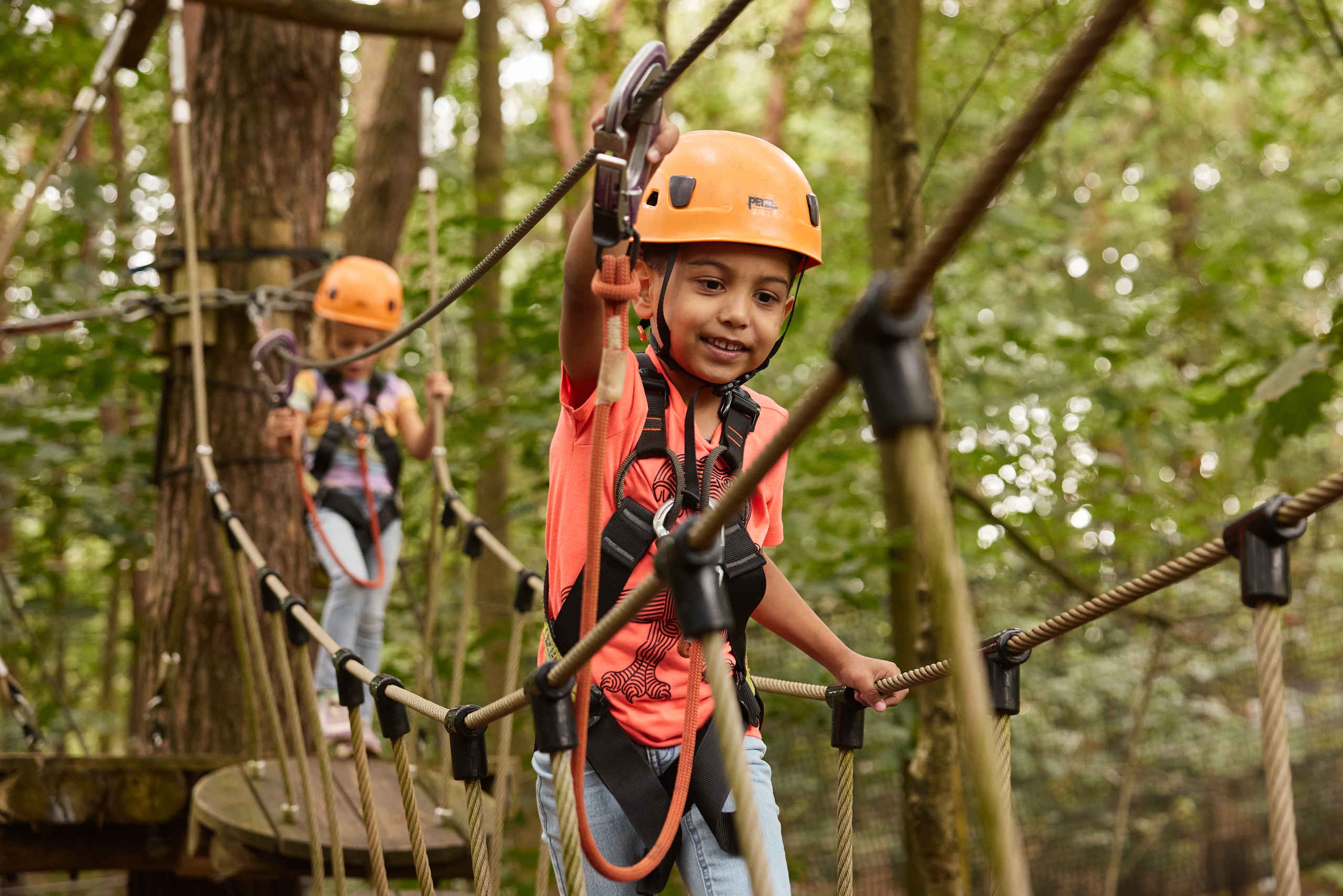 Een jongen en een meisje klimmen op het Pico Parcours van Klimrijk Brabant.