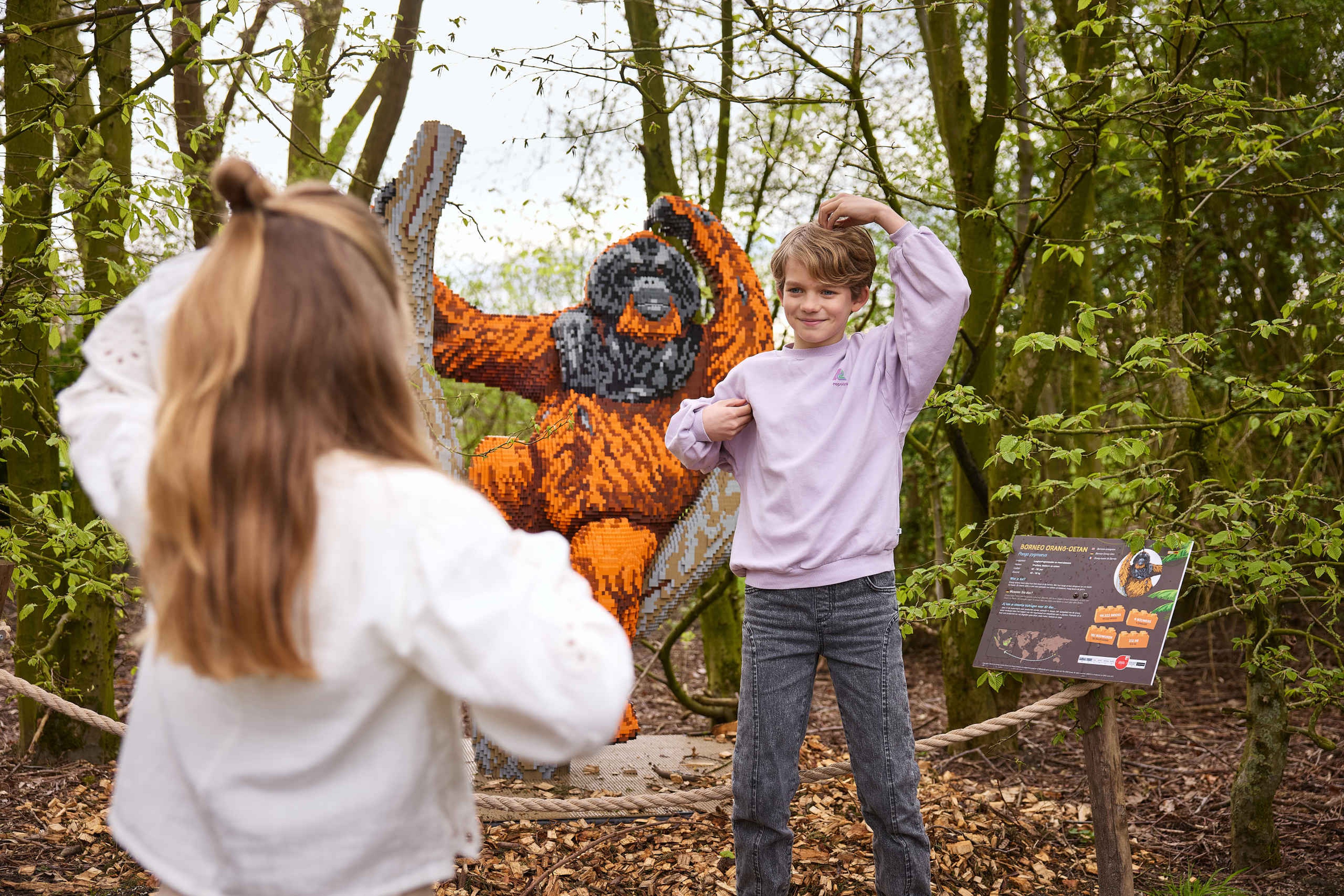 Kinderen poseren bij een orang-oetan tijdens Wild Bricks in ZooParc Overloon