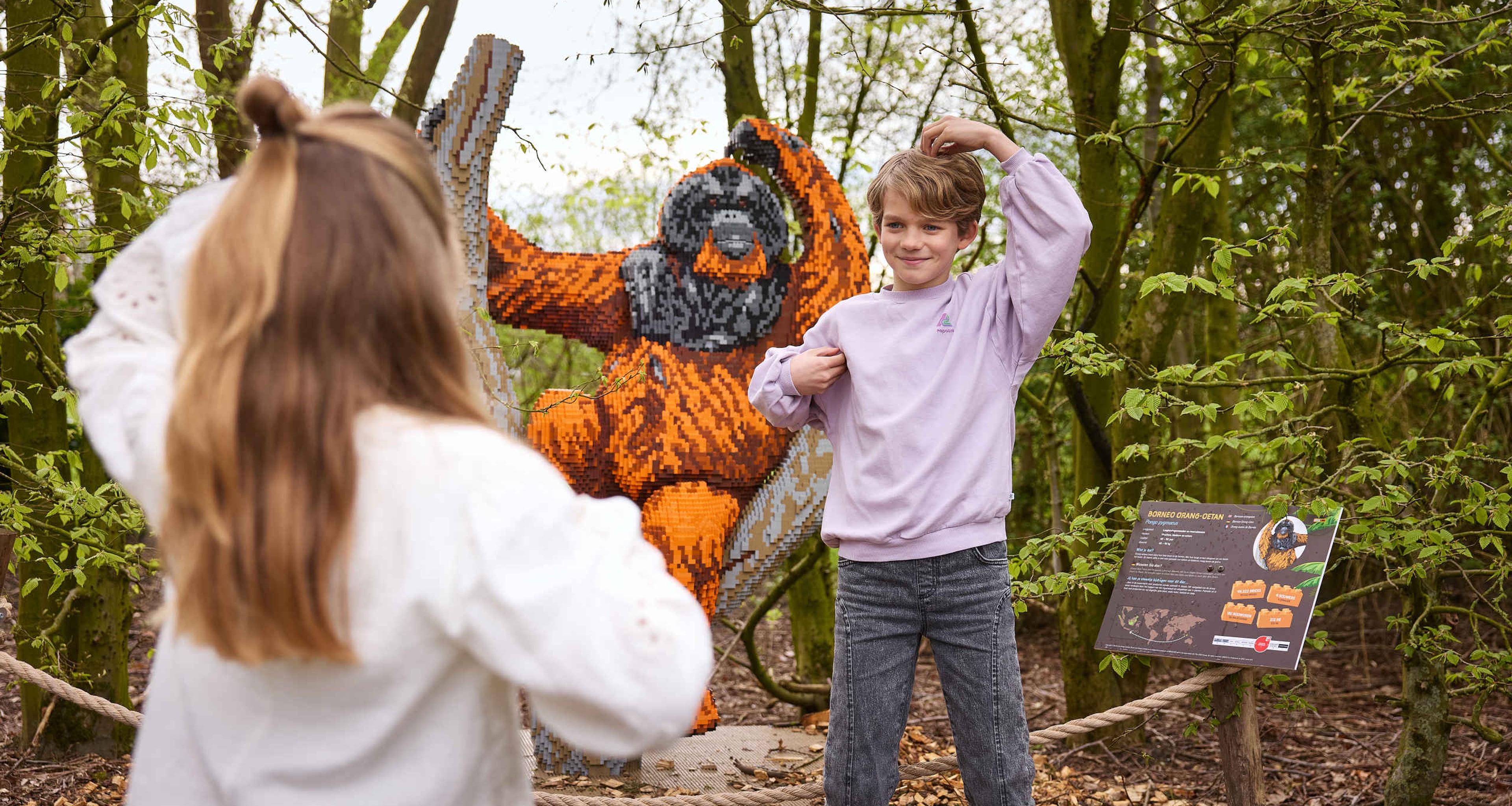 Kinderen poseren bij een orang-oetan tijdens Wild Bricks in ZooParc Overloon