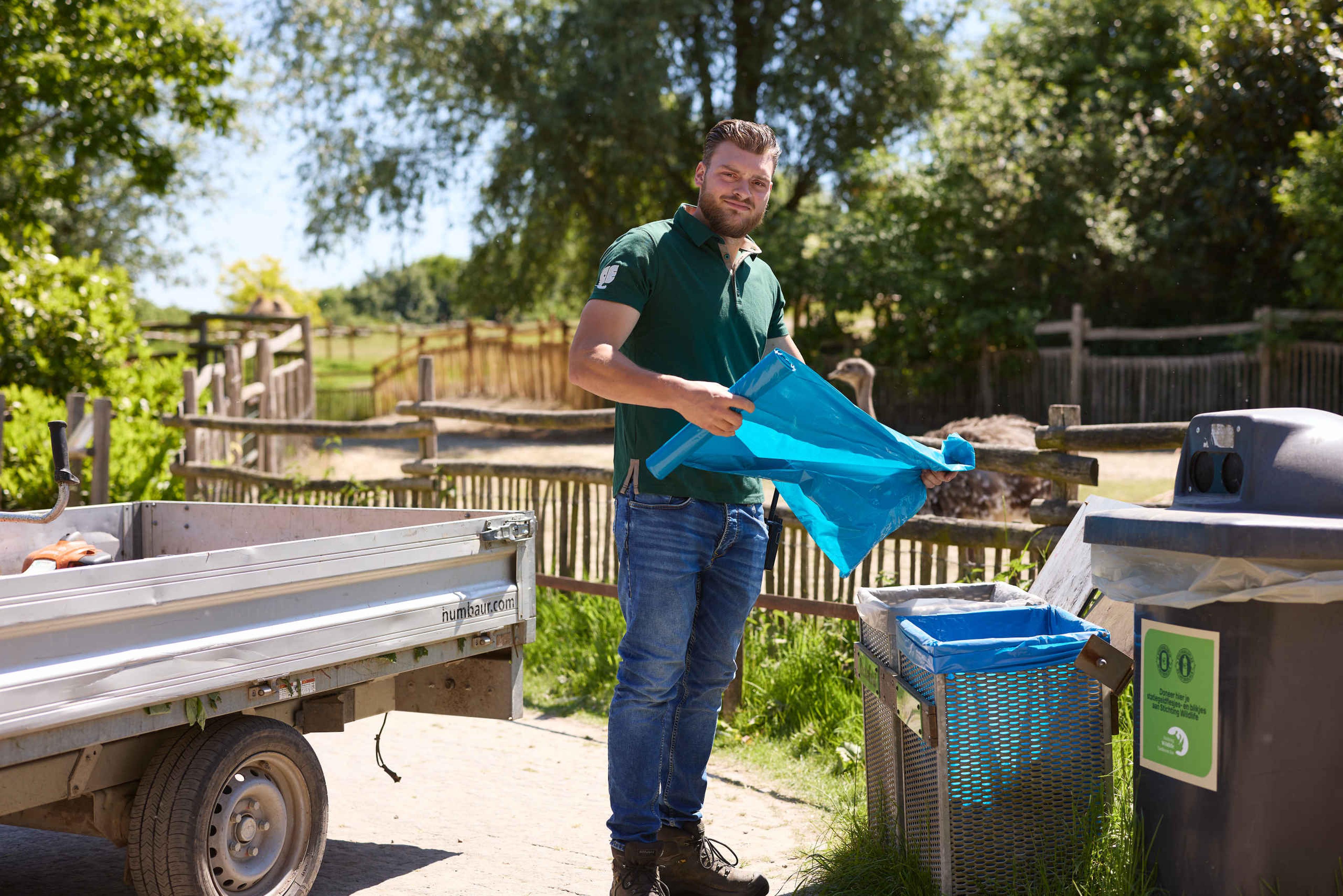 Een medewerker van de facilitaire dienst bij Eindhoven Zoo