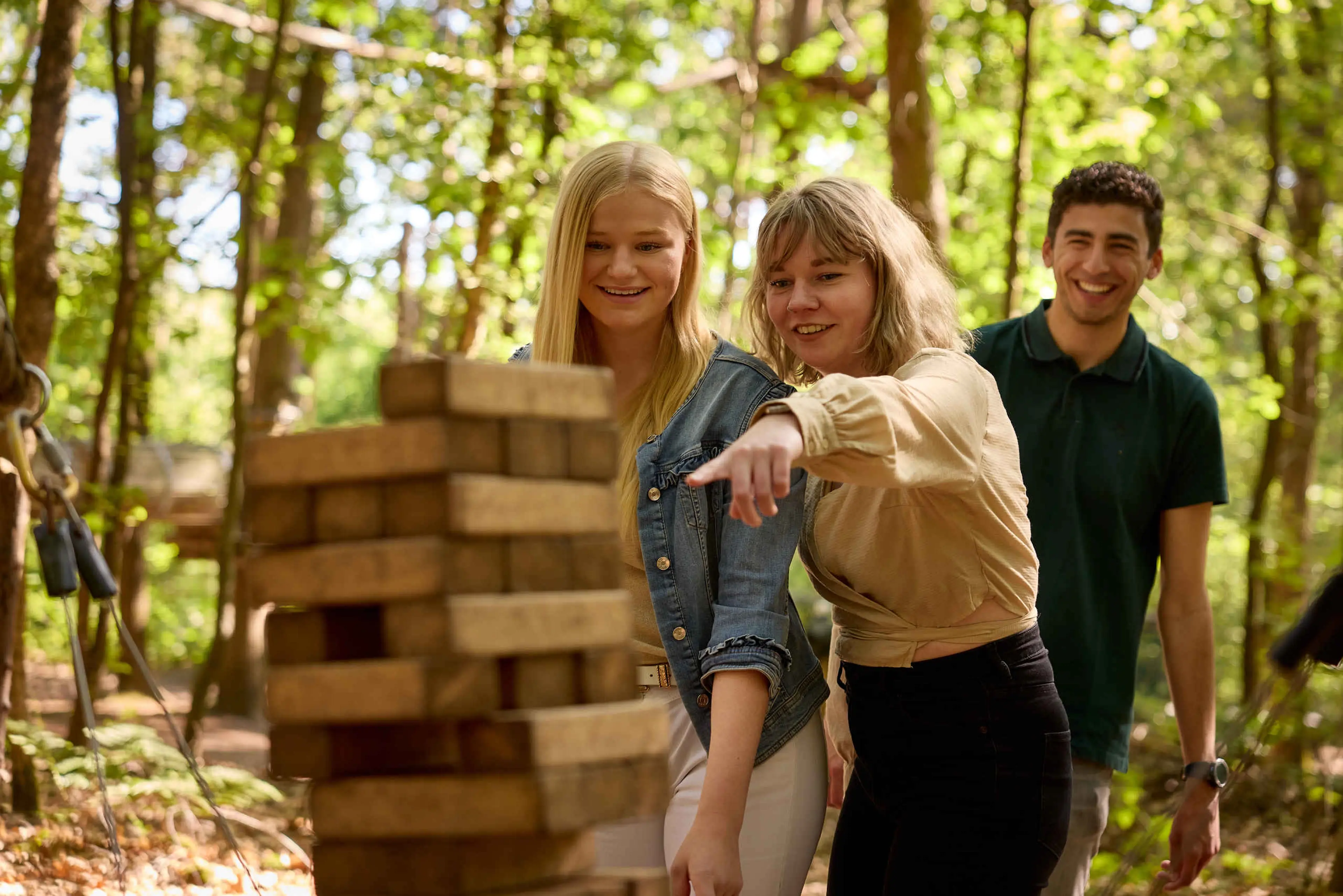 Een groep vrienden speelt mega jenga bij Expeditie Klimrijk