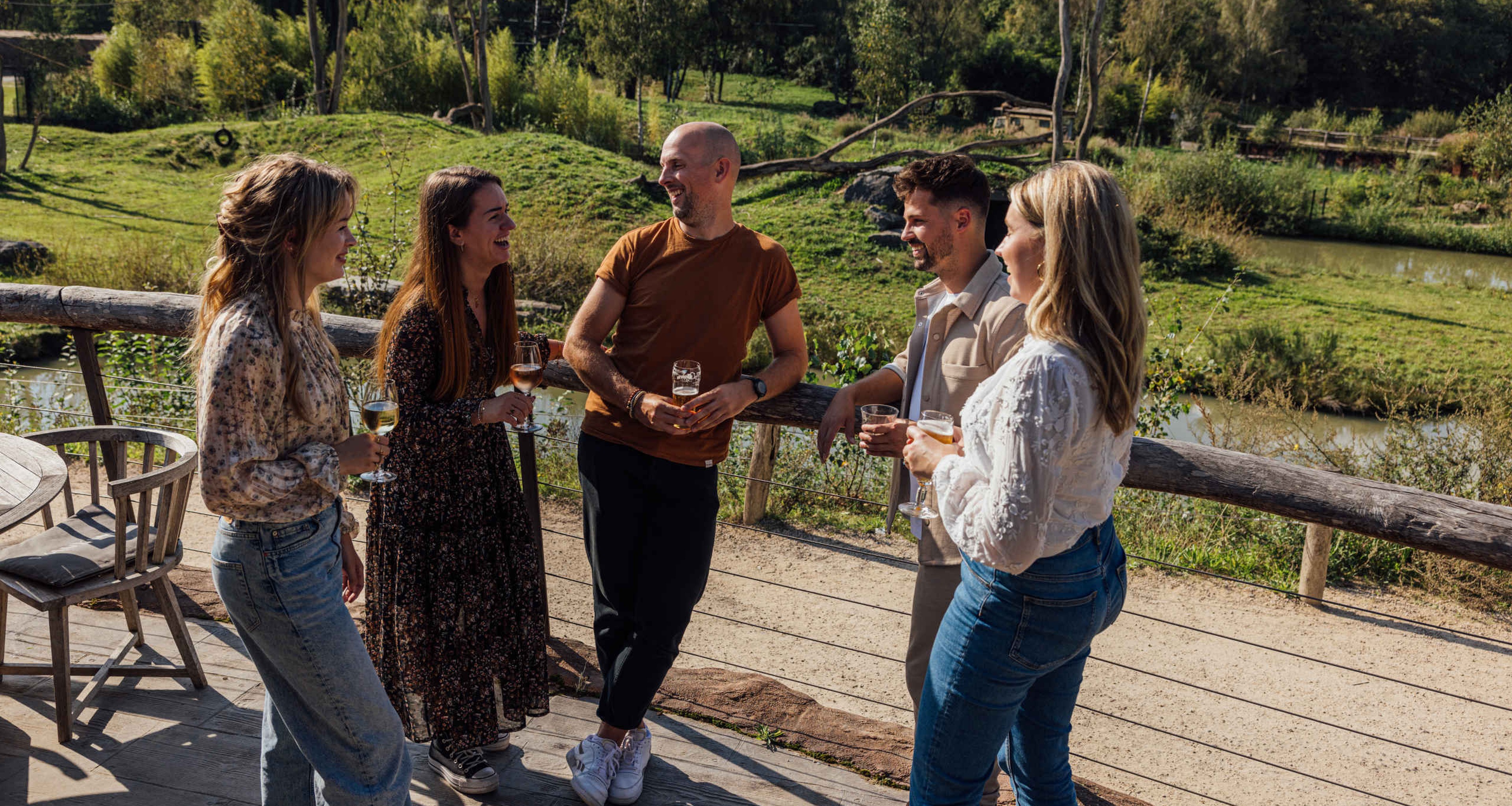 Een groepje collega's tijdens een borrel in Safaripark Beekse Bergen