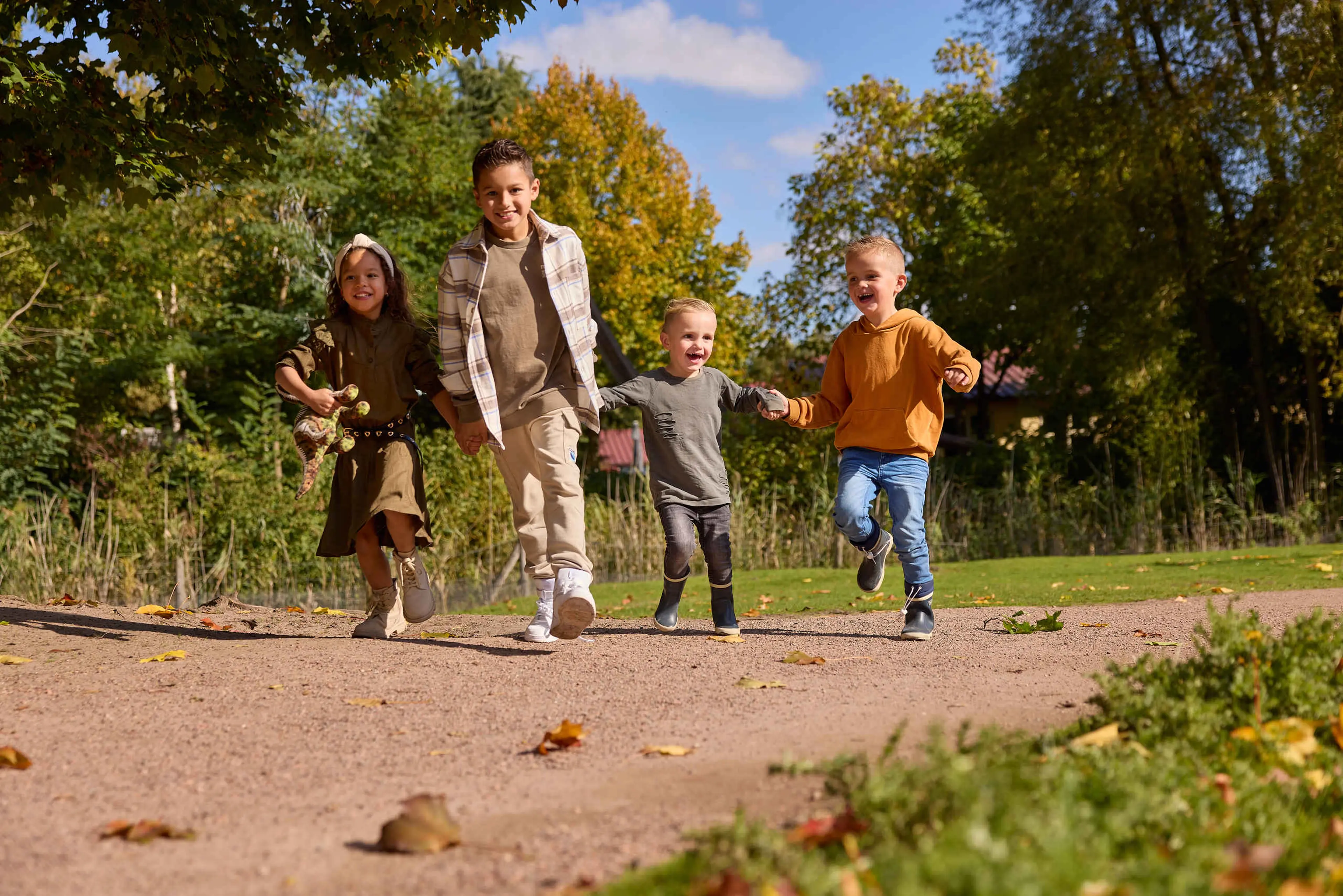 Herfst kinderen rennen buiten ZooParc Overloon