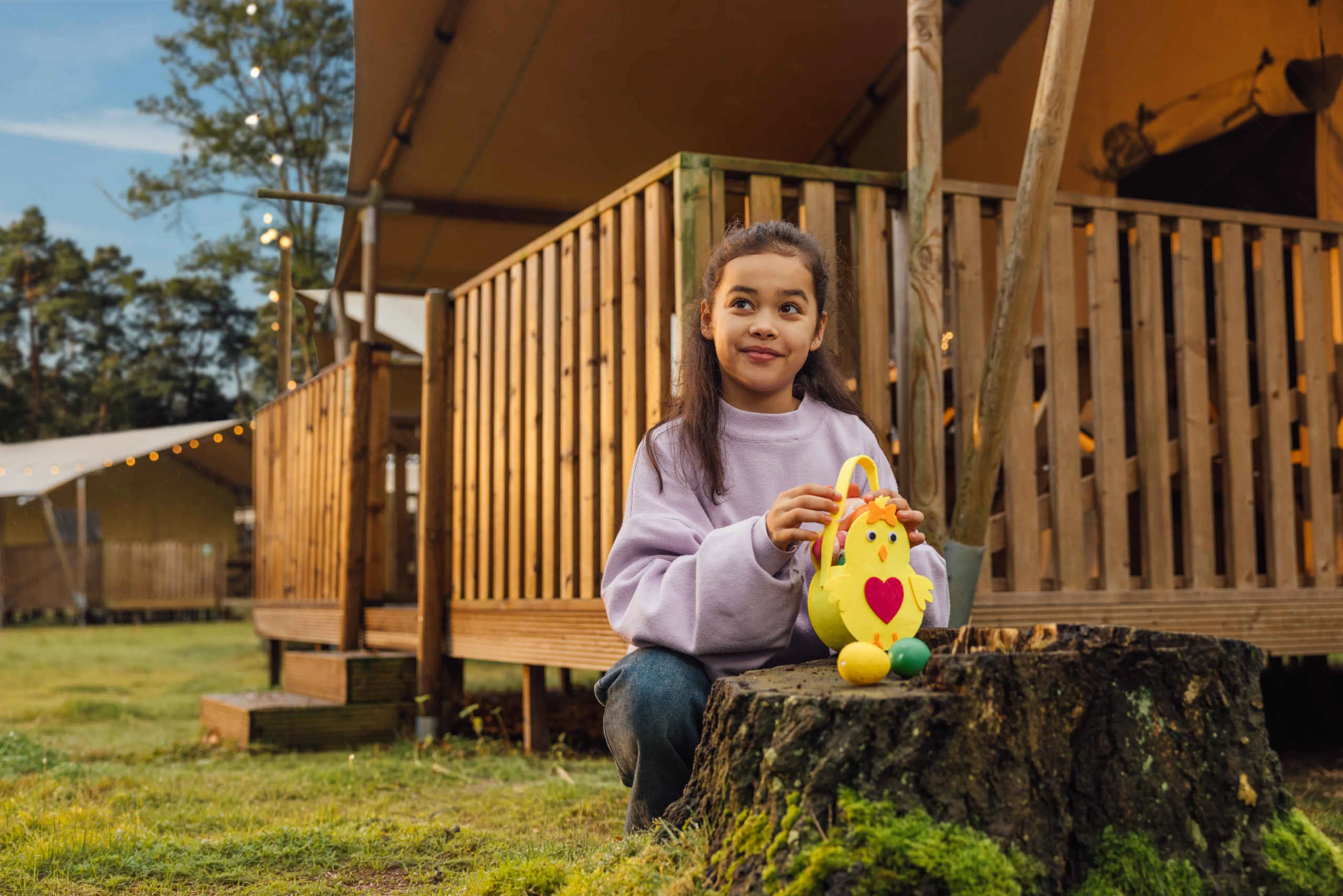 Een meisje verzamelt paaseieren op Lake Resort Beekse Bergen.