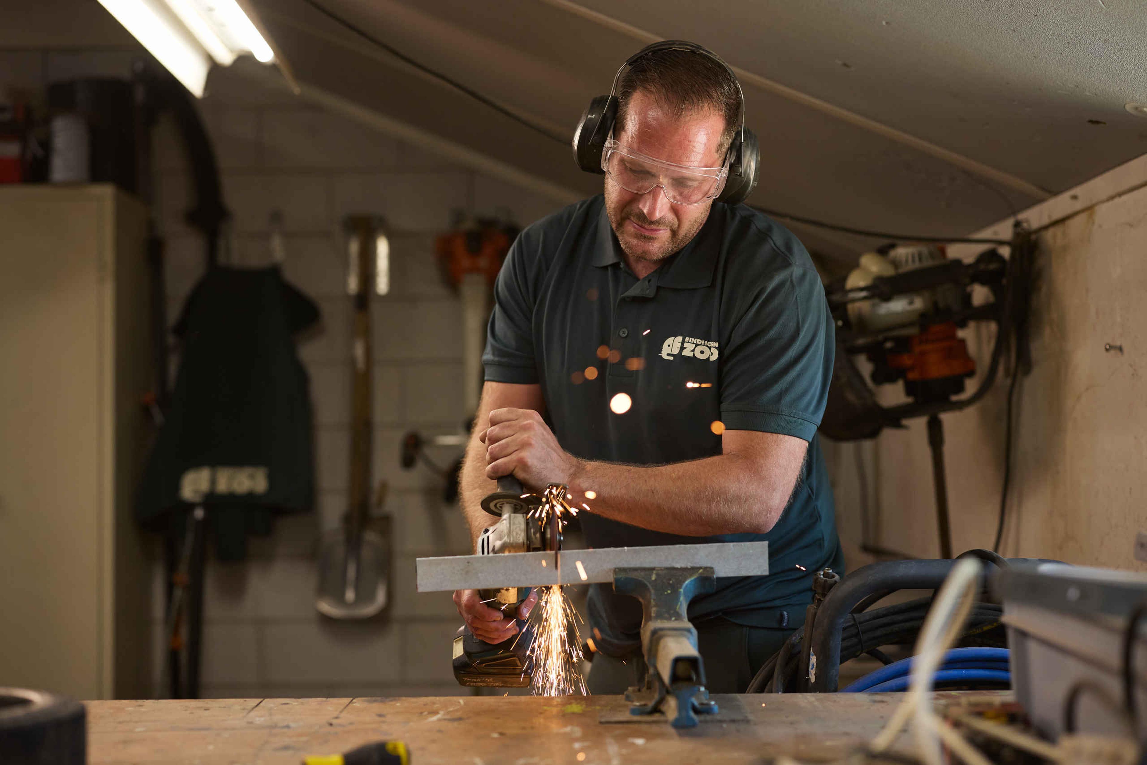 Een medewerker van de technische dienst bij Eindhoven Zoo