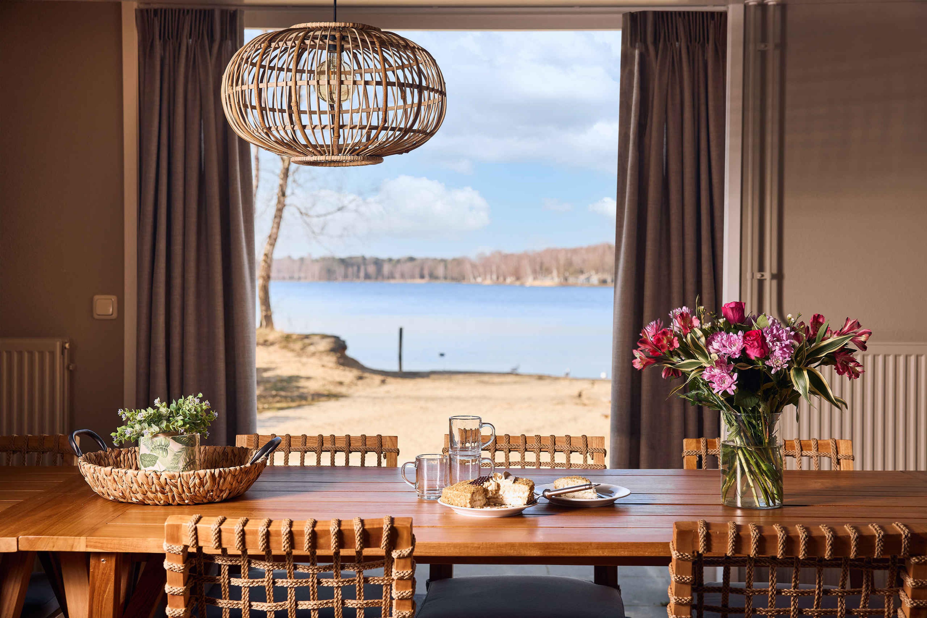 Uitzicht vanuit de Groepsjungalow Victoria Beach bij Lake Resort Beekse Bergen