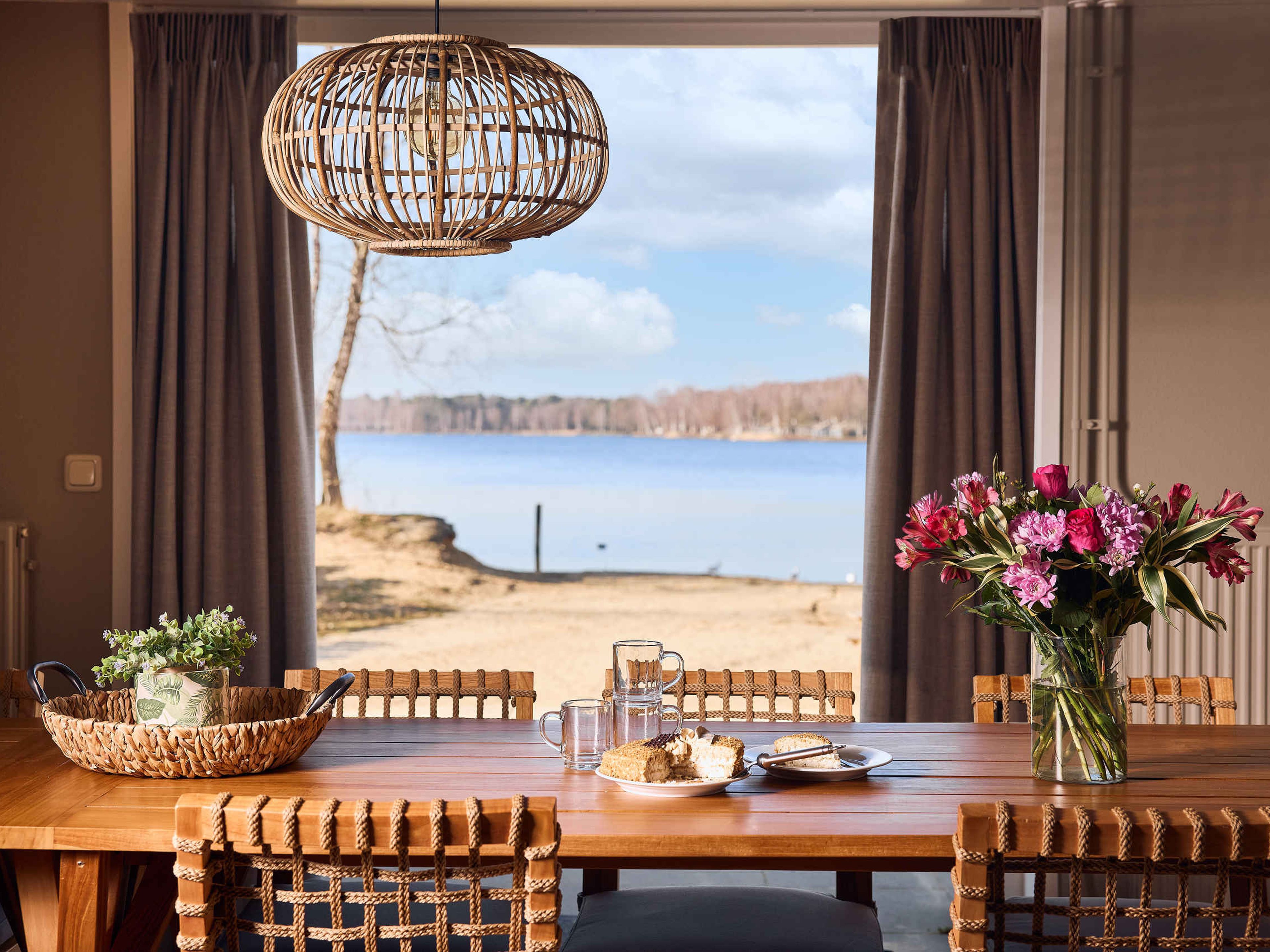 Uitzicht vanuit de Groepsjungalow Victoria Beach bij Lake Resort Beekse Bergen