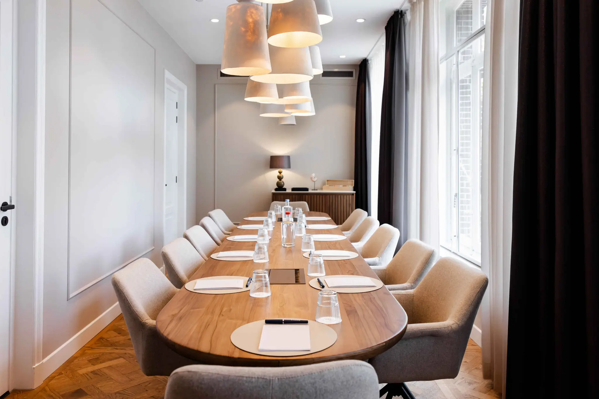 De vergaderruimte Salon 2 tafelsetting in Kasteel Steenenburg