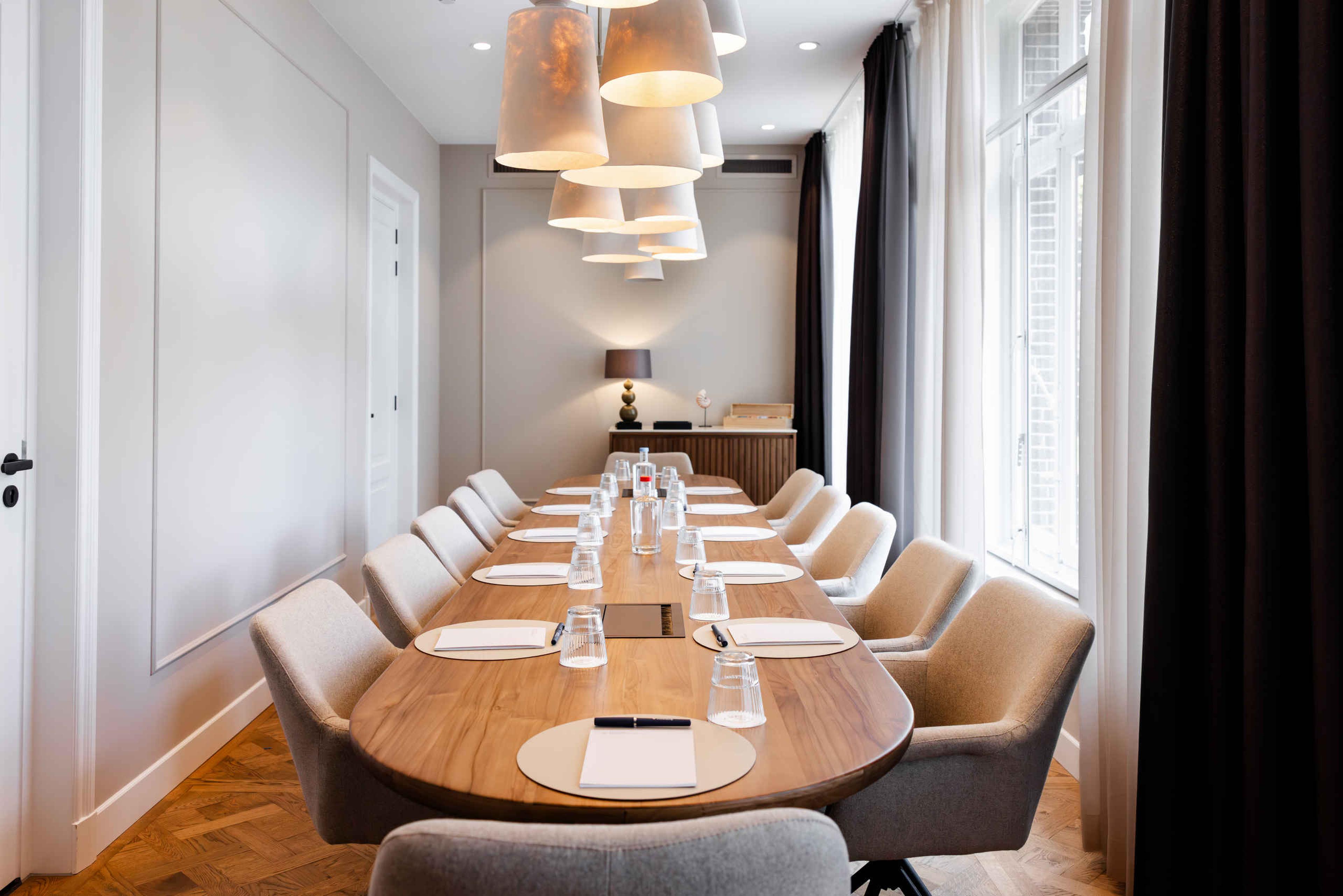 De vergaderruimte Salon 2 tafelsetting in Kasteel Steenenburg