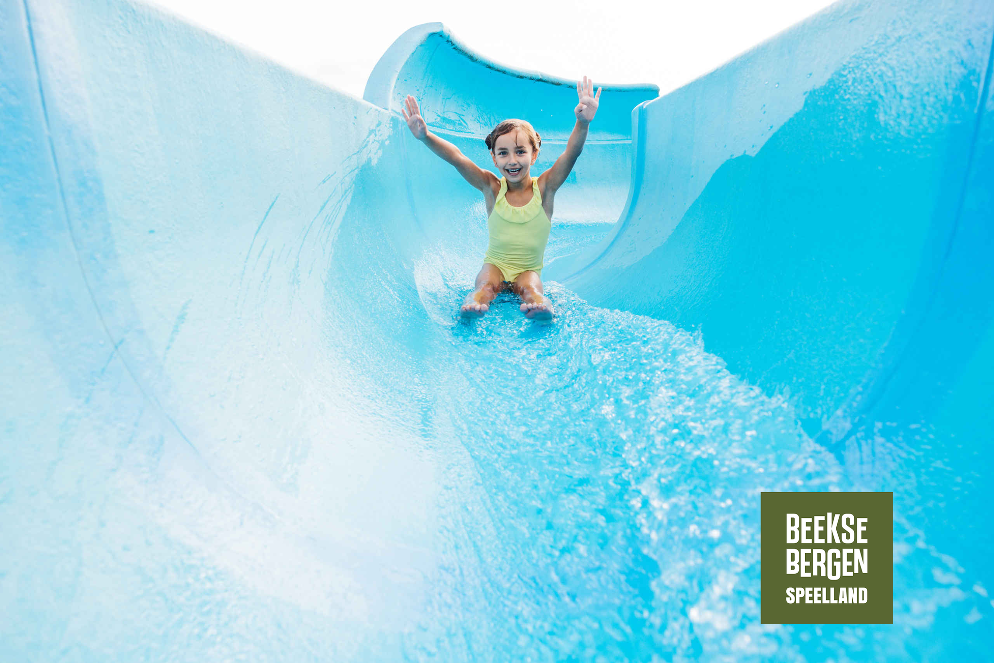 Meisje glijdt van waterglijbaan in Beekse Bergen Speelland