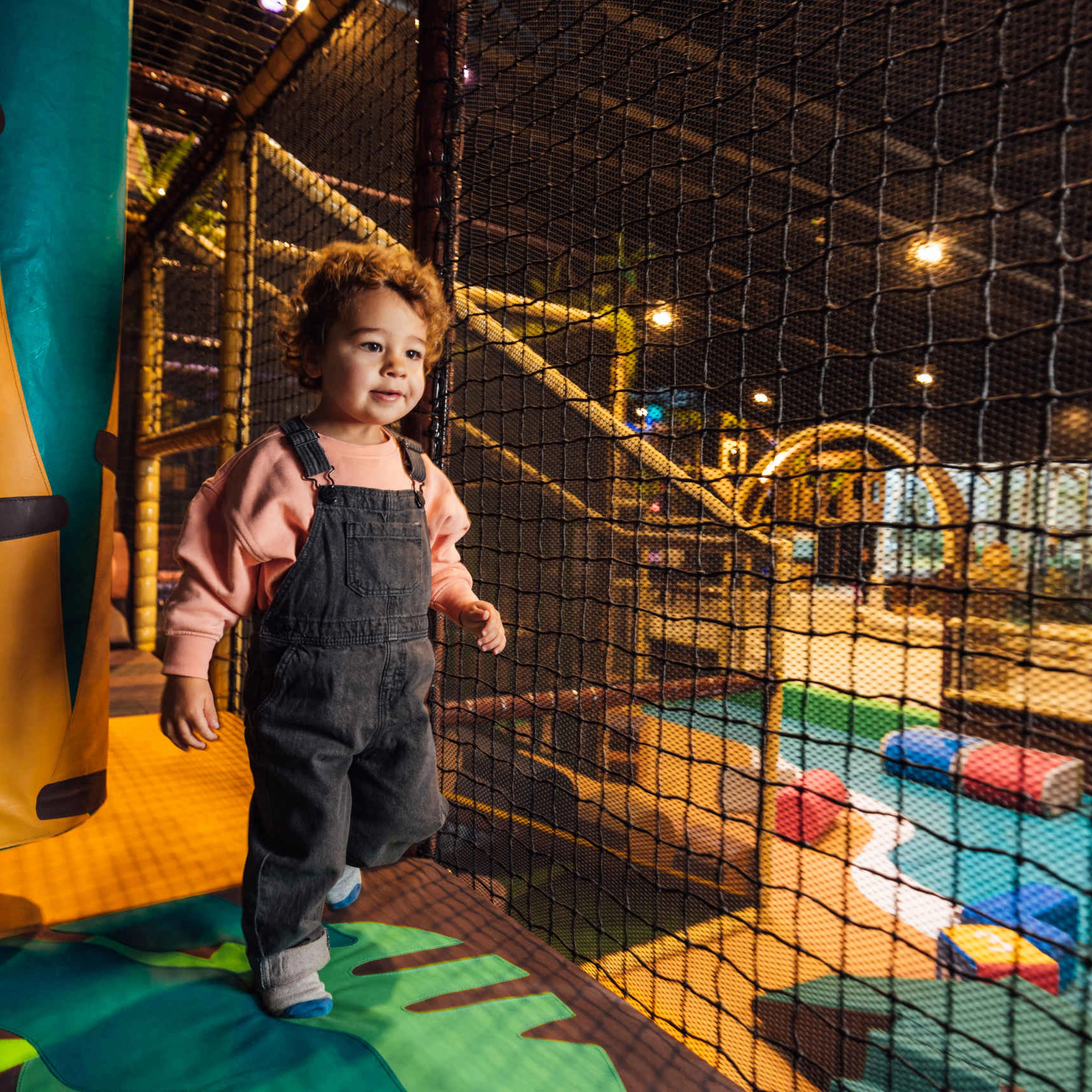 Een jongetje rent in Speelland Indoor bij Beekse Bergen