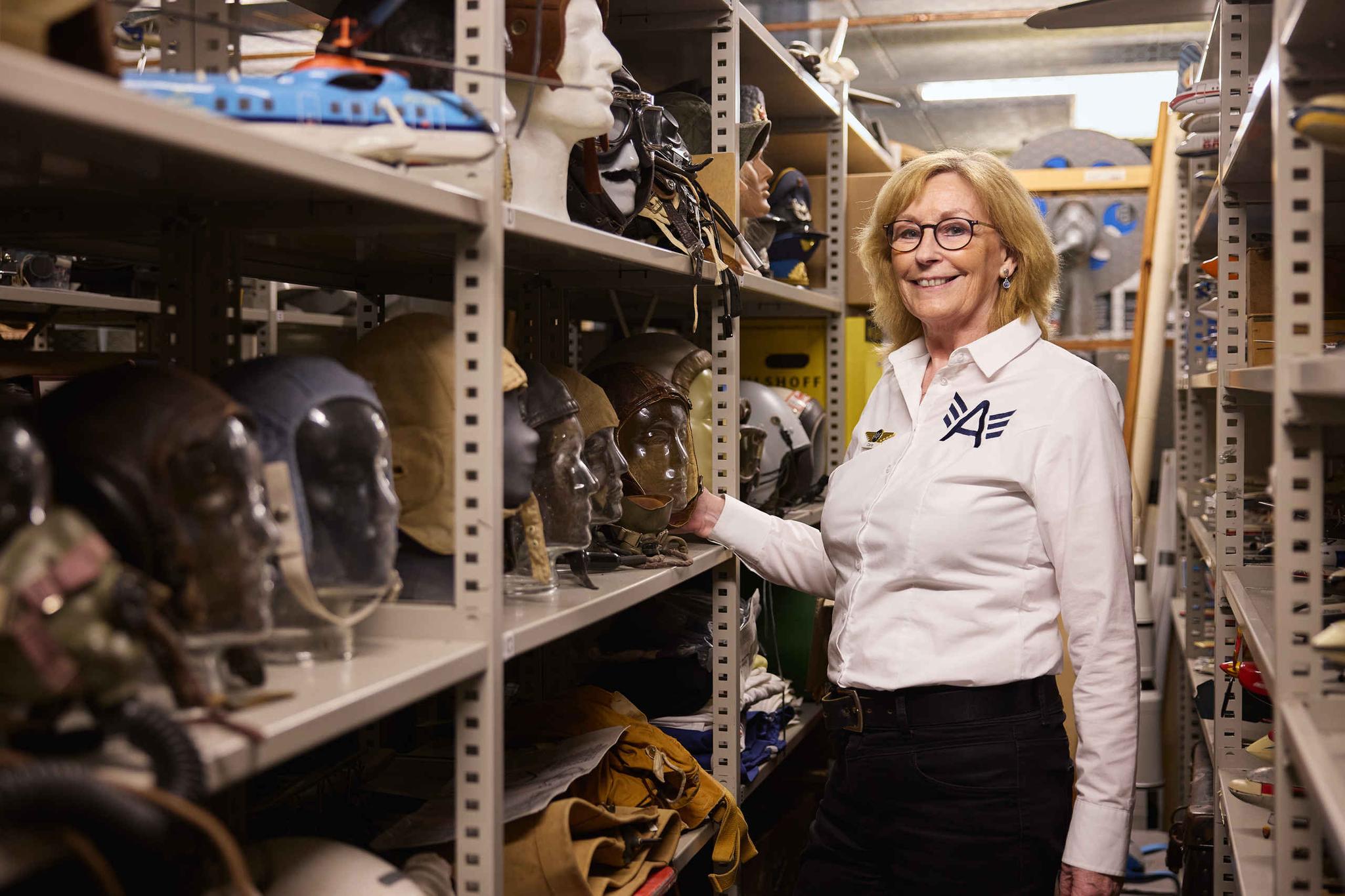 Een vrijwilliger in het archief van Luchtvaartmuseum Aviodrome