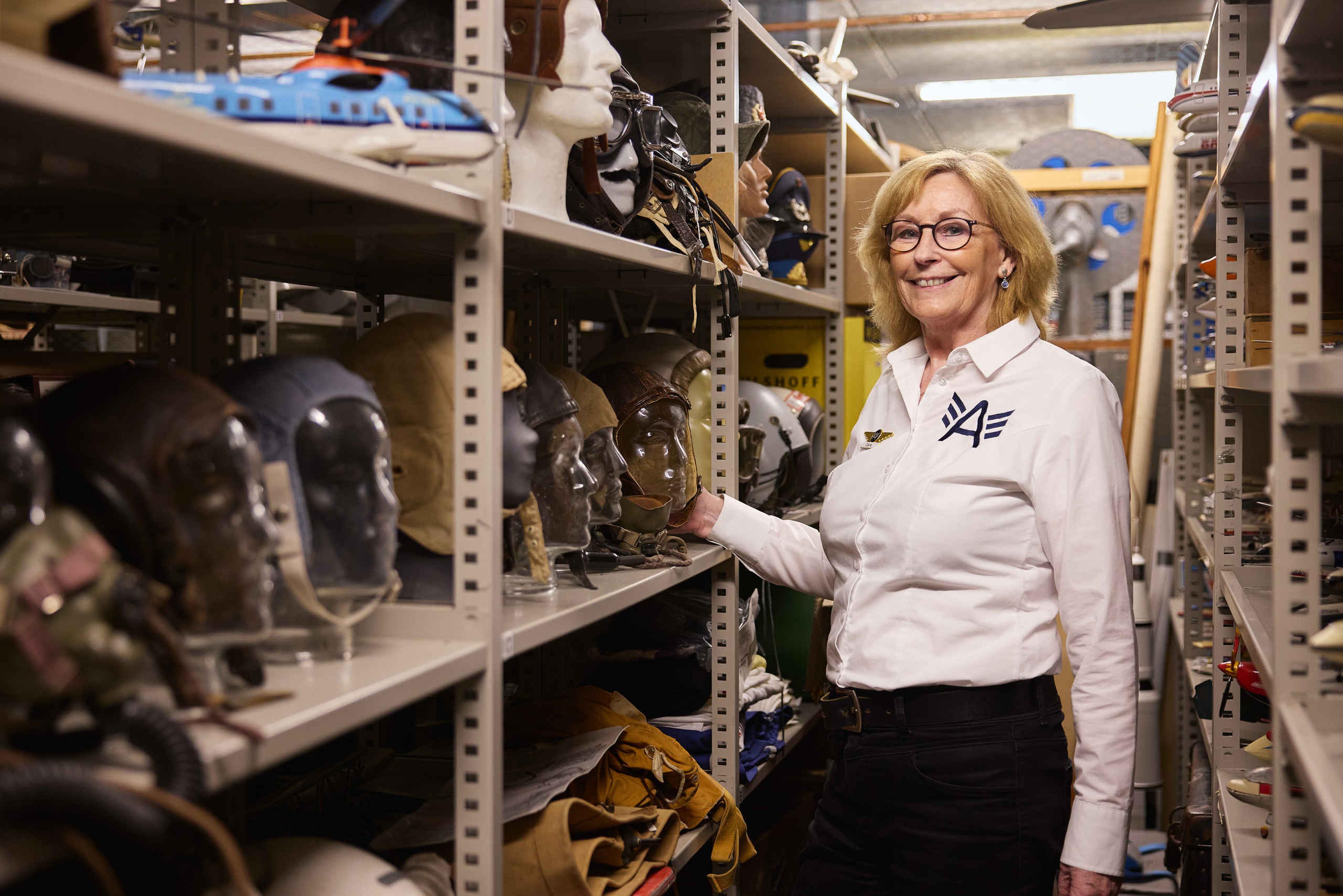 Een vrijwilliger in het archief van Luchtvaartmuseum Aviodrome