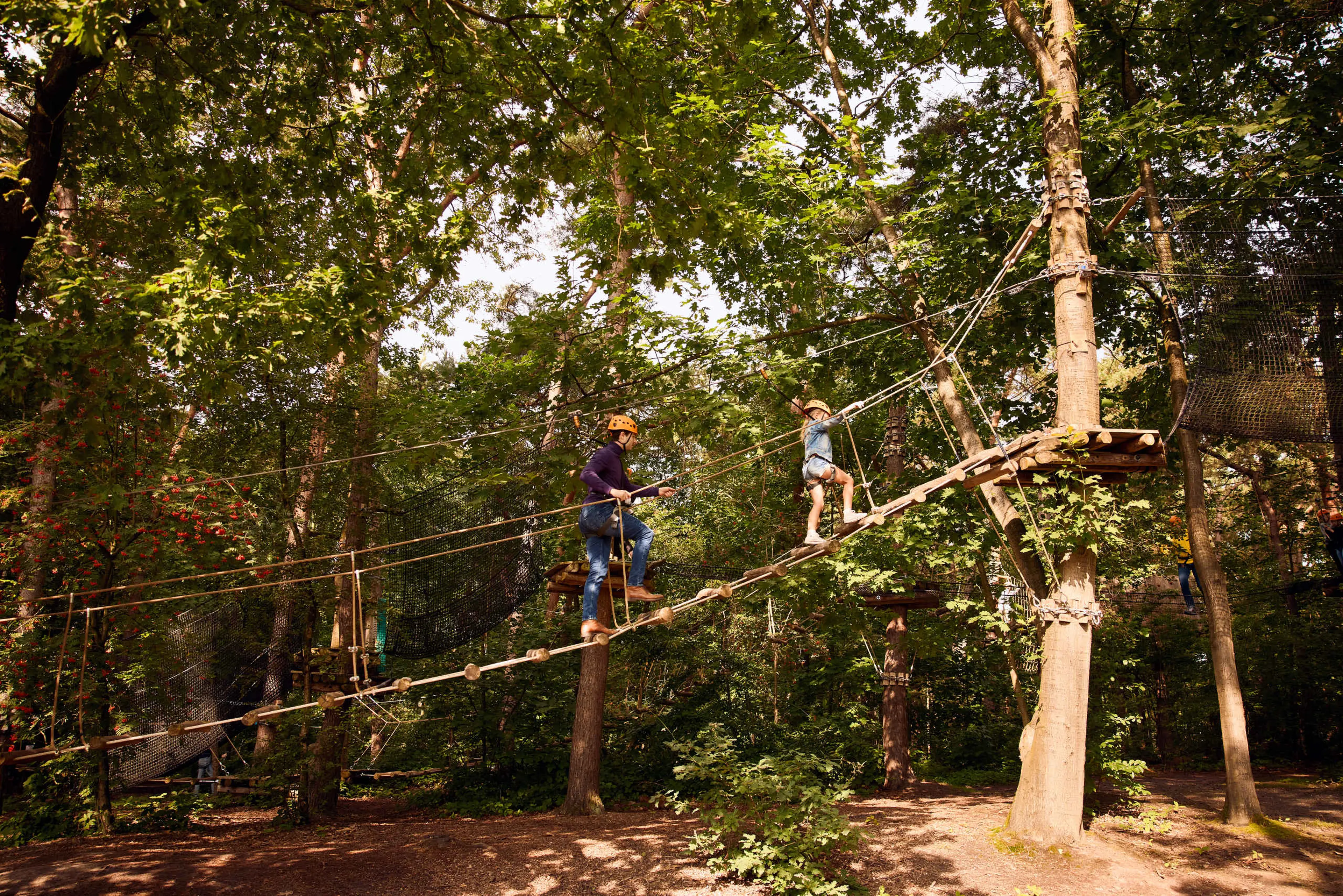 Een vader en dochter op het klimparcours bij Klimrijk Brabant
