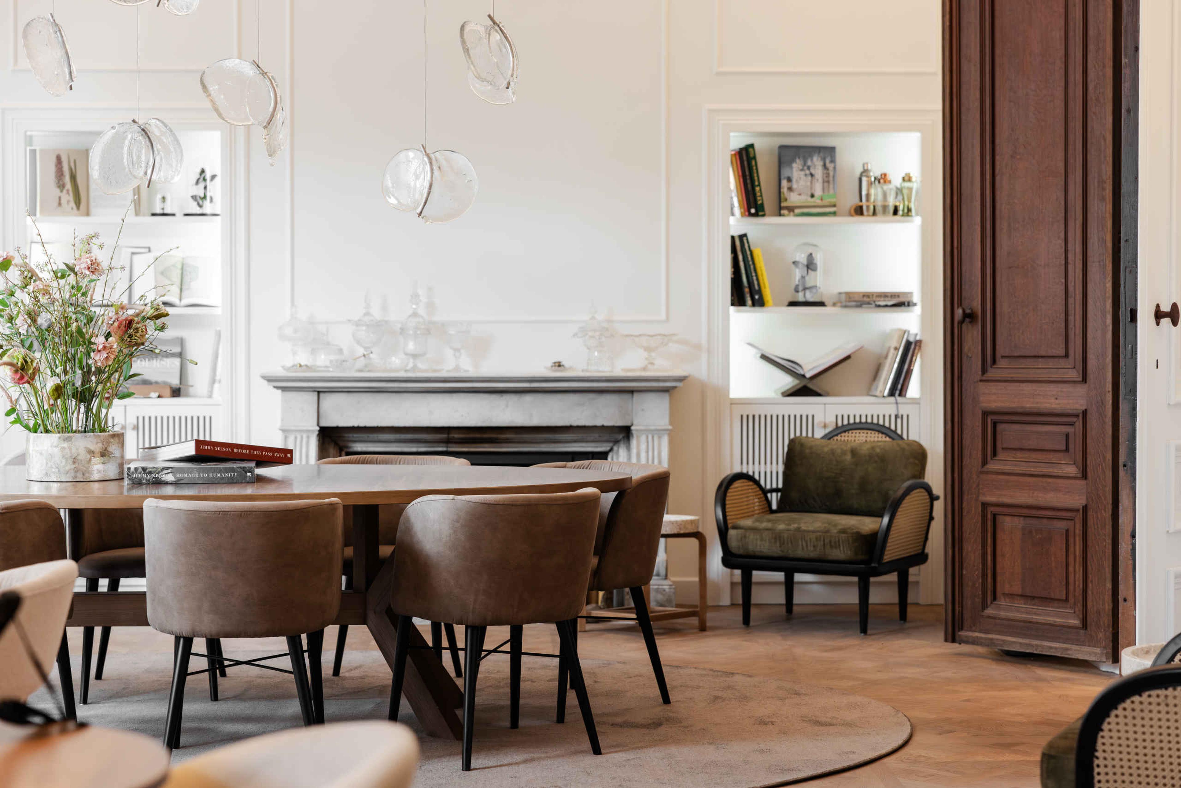 Overzicht met tafel in de bar Hofkamer Kasteel Steenenburg