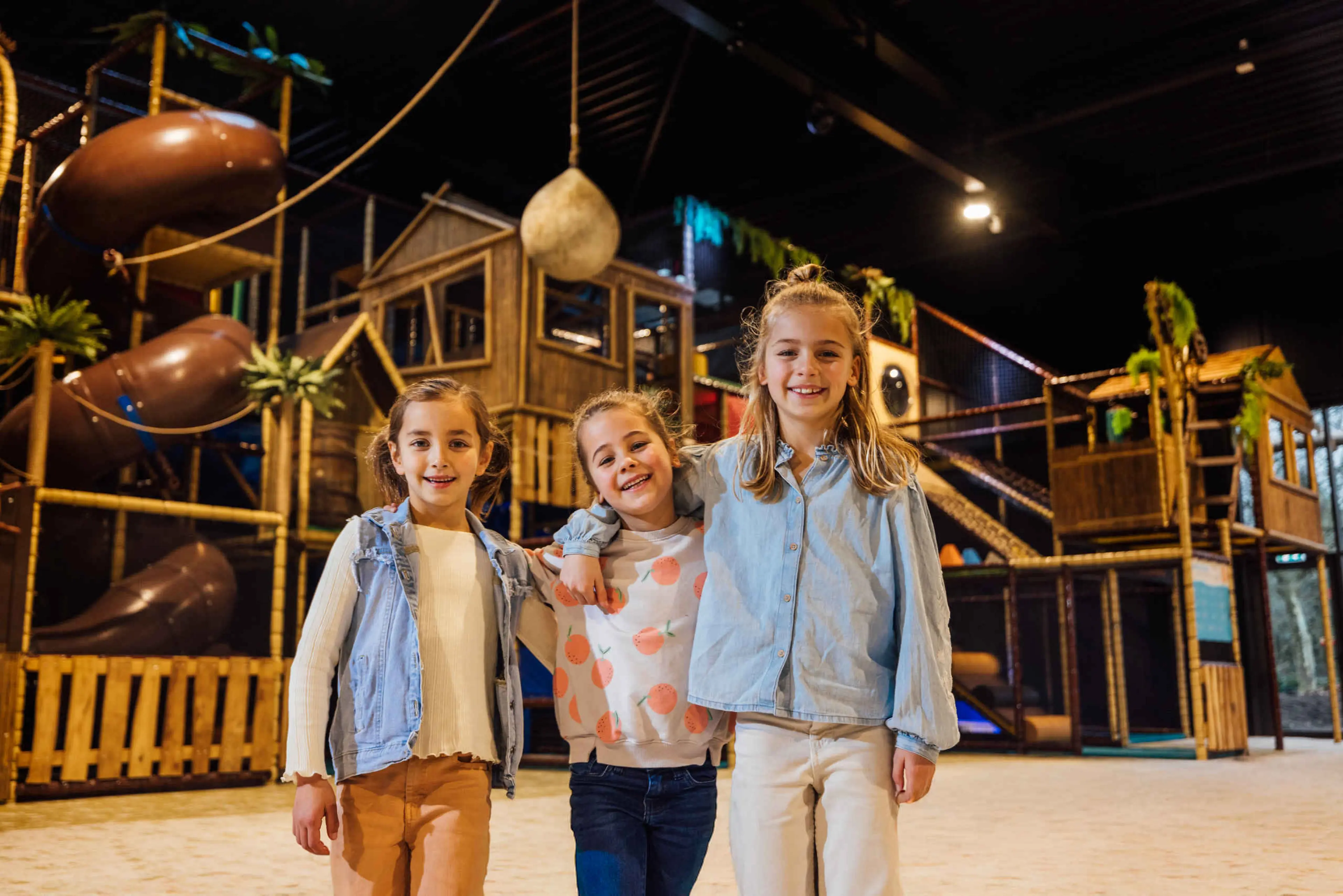 Kinderen bij speeltoestellen in Speelland Indoor Beekse Bergen