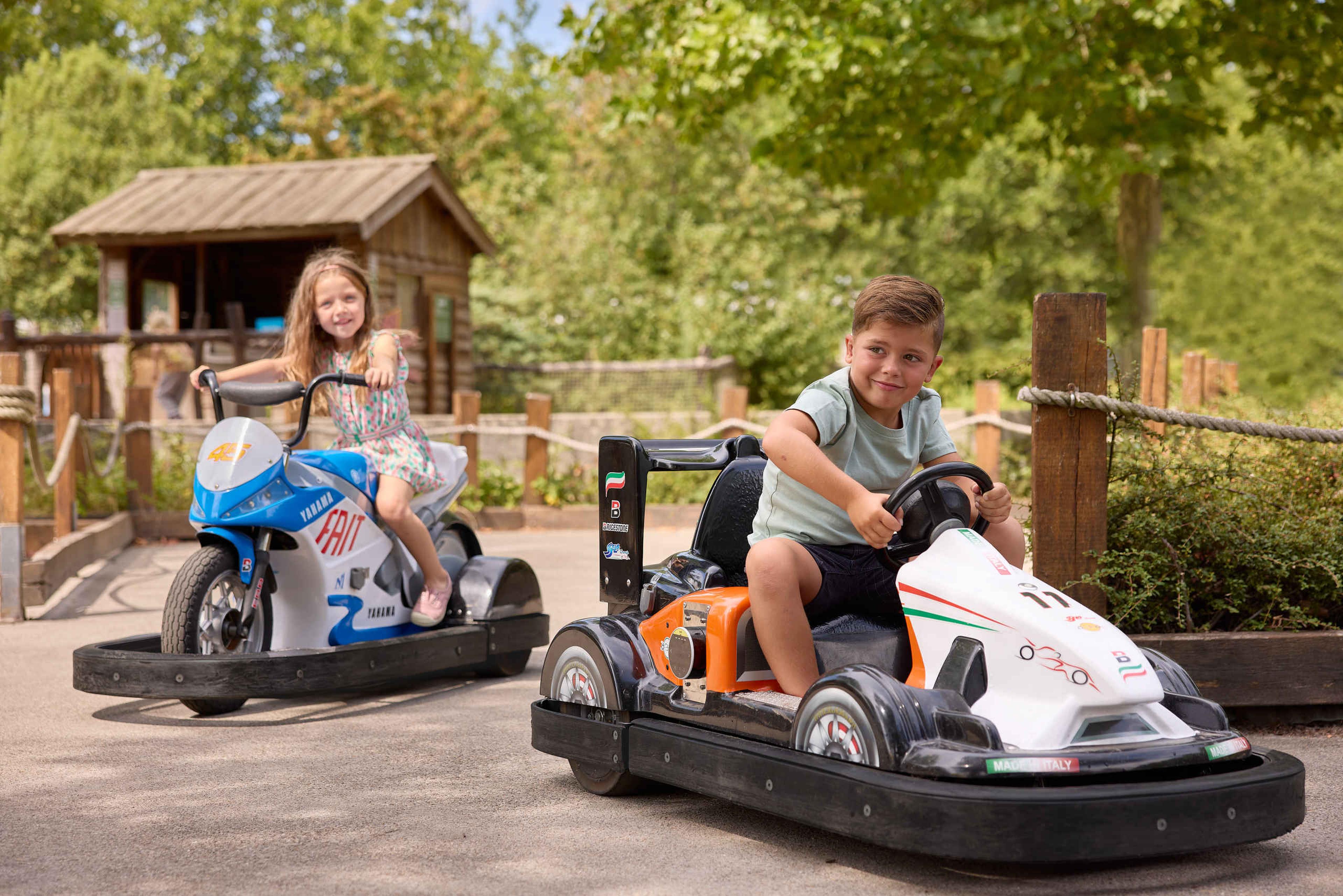Kinderen in de Minicars bij Speelland Beekse Bergen