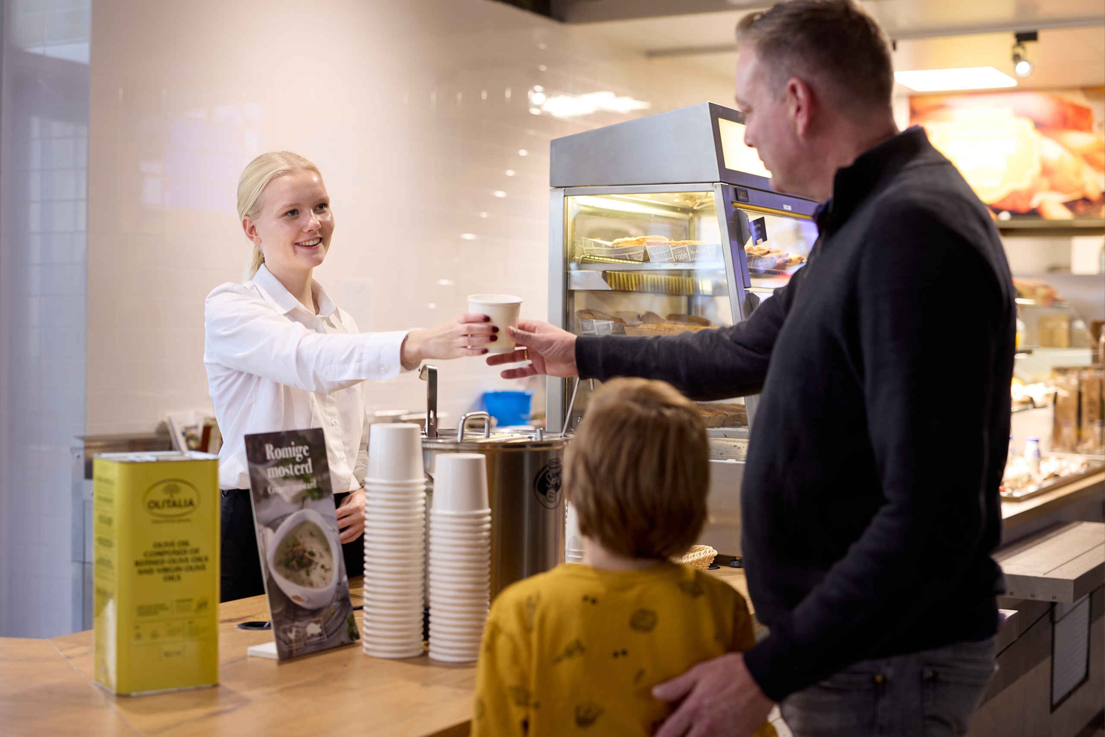 Medewerker restaurant in Luchtvaartmuseum Aviodrome