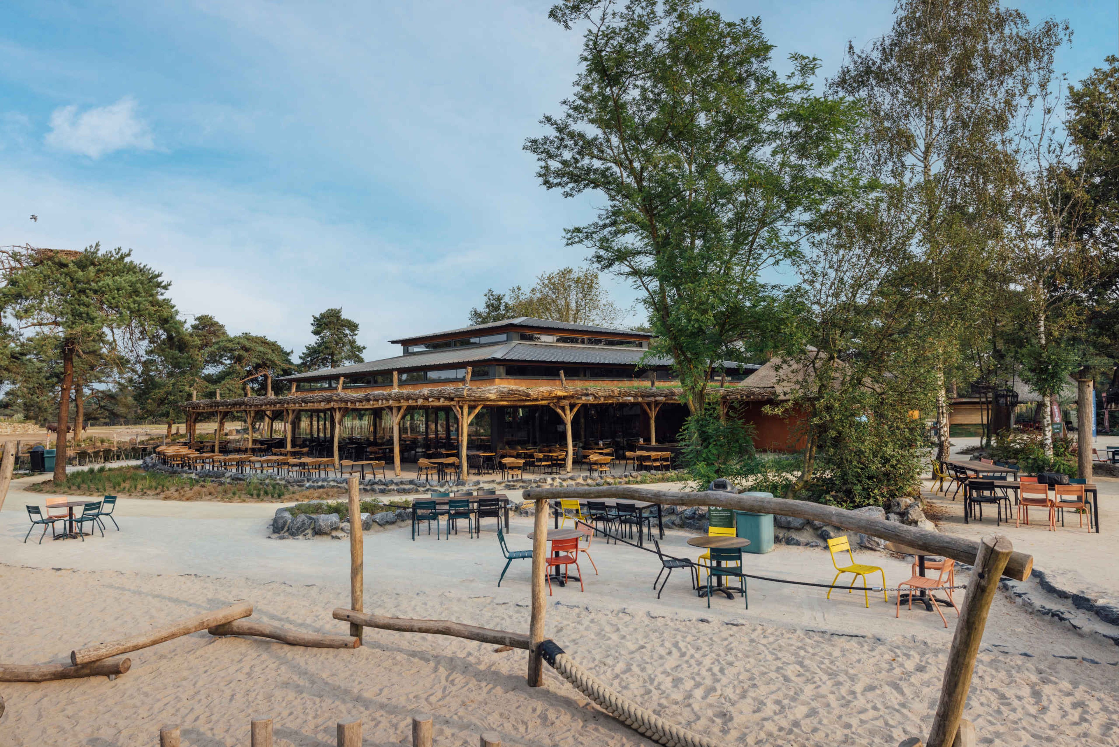 Afrikadrop buitenaanzicht van het restaurant Mugunda en de speeltuin in Safaripark Beekse Bergen