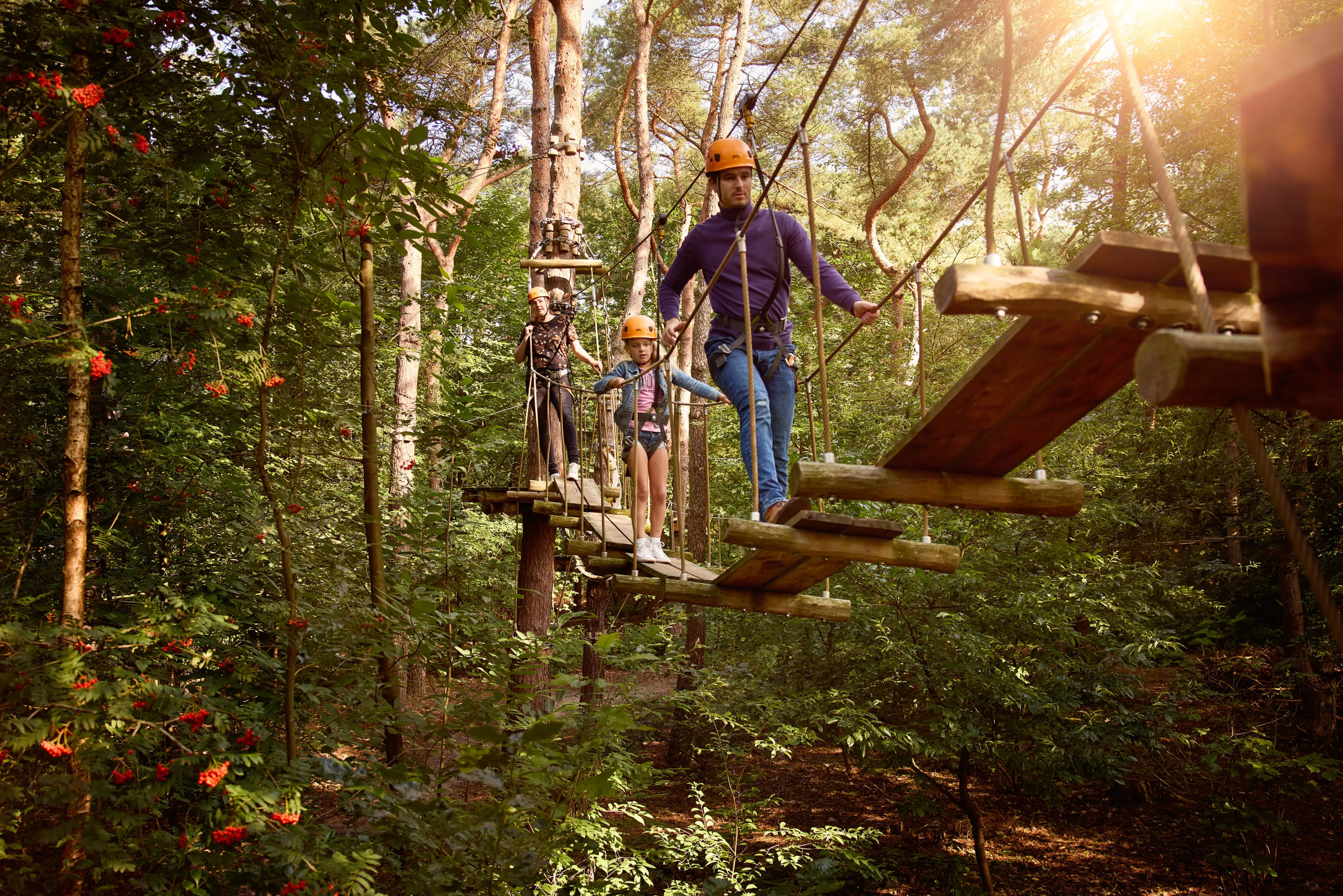 Vader en kind op hangbrug van het klimparcours bij Klimrijk Brabant