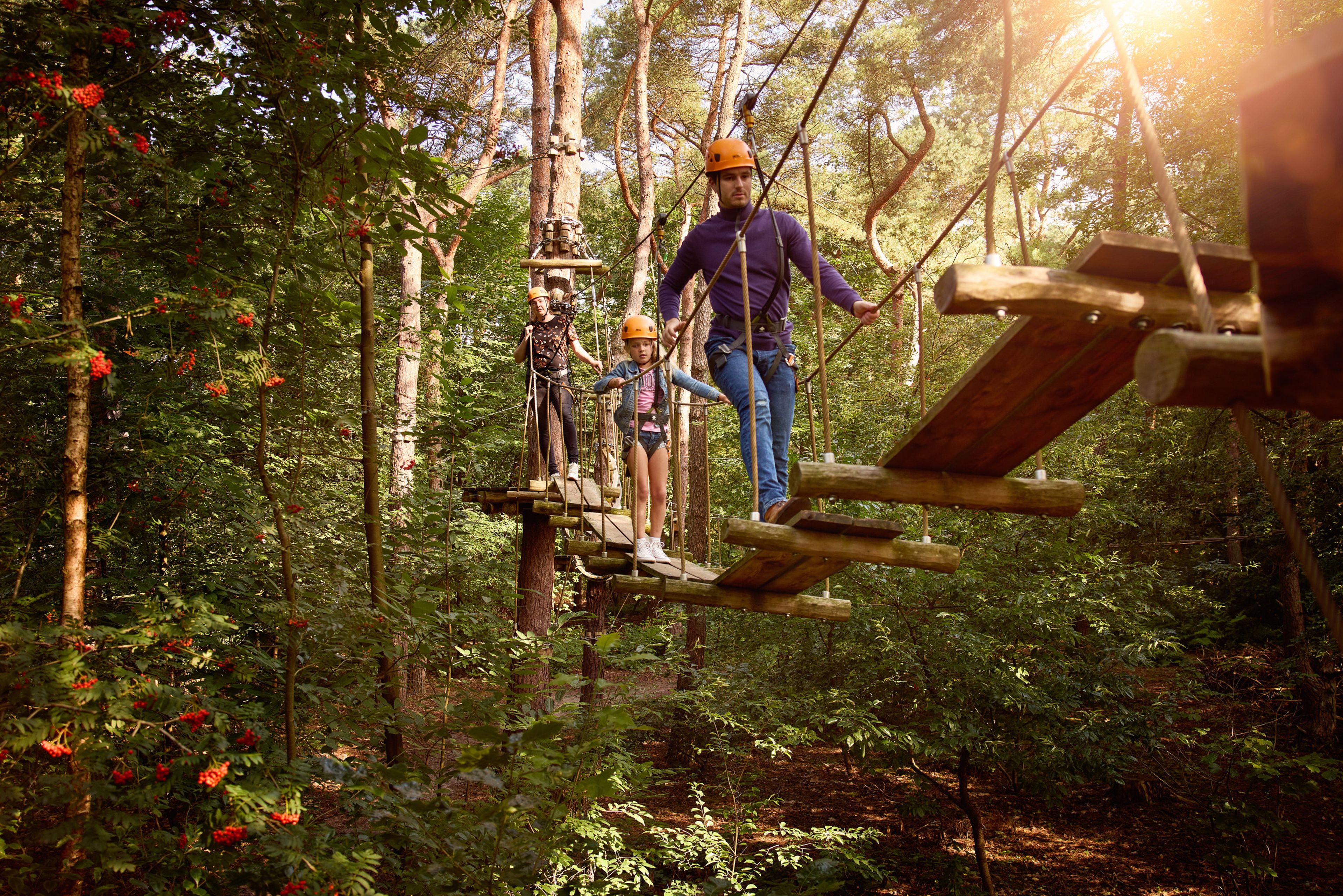 Vader en kind op hangbrug van het klimparcours bij Klimrijk Brabant