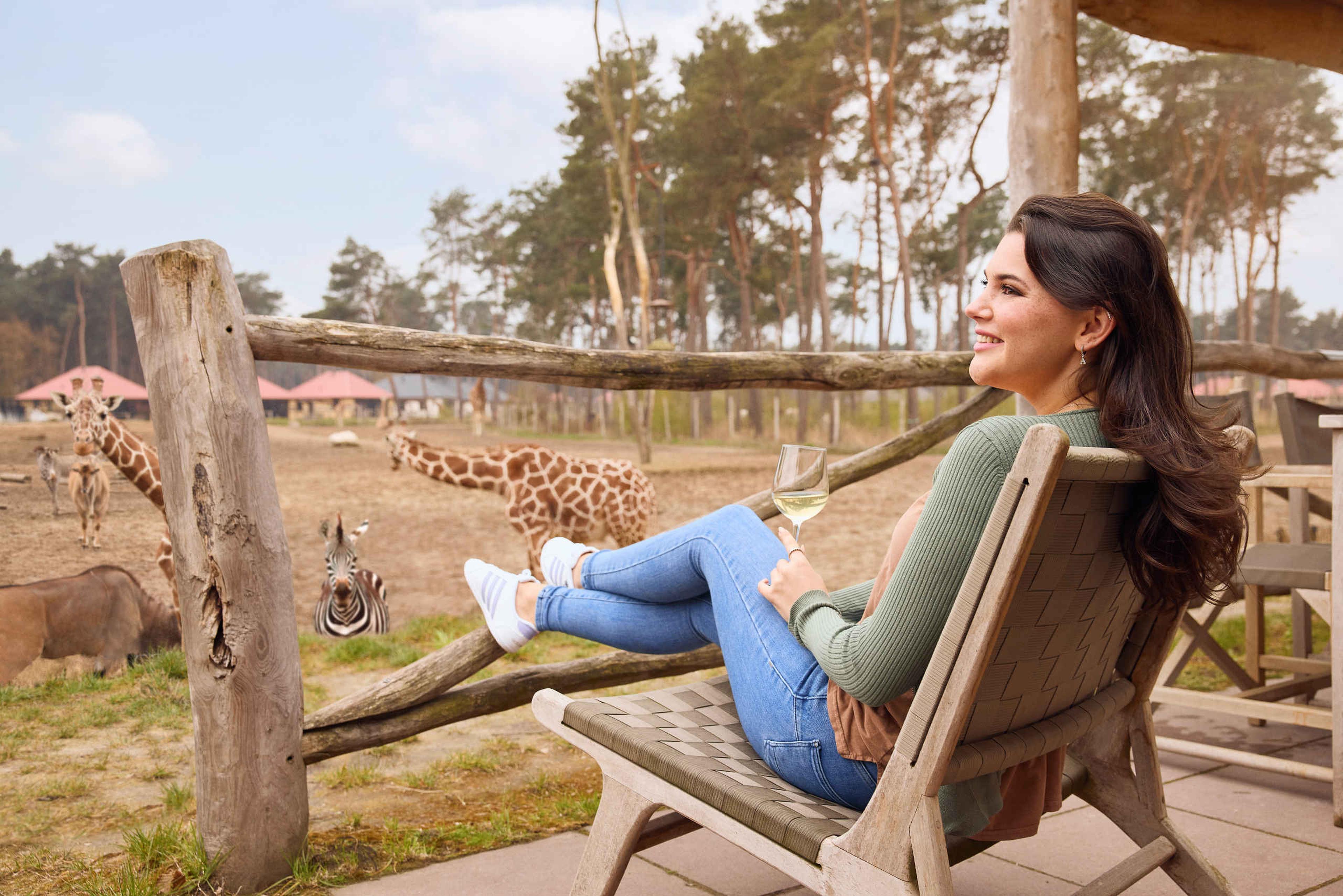 Vrouw aan het borrelen op het terras bij Safari Resort Beekse Bergen