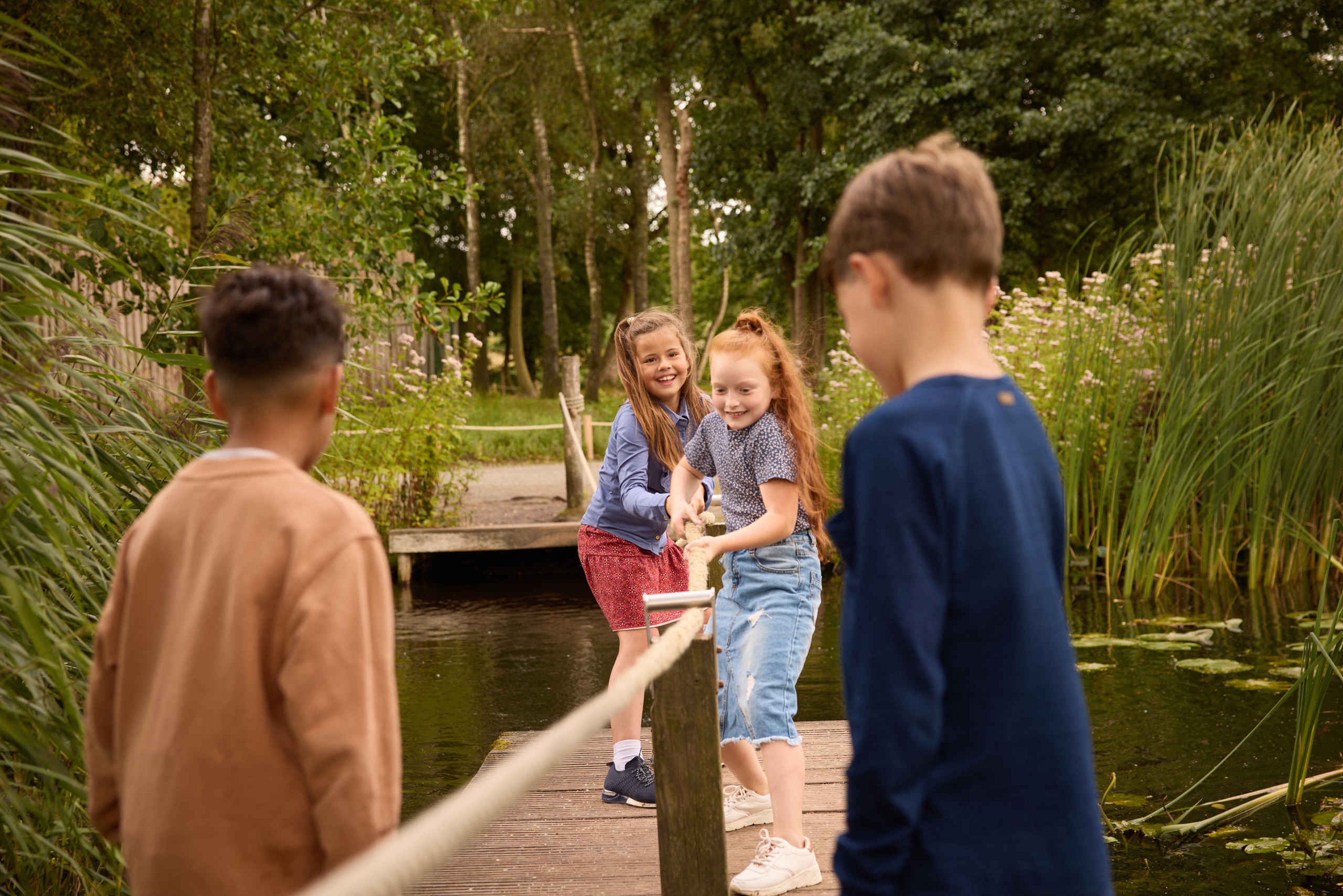 Kinderen spelen op vlot in AquaZoo Leeuwarden