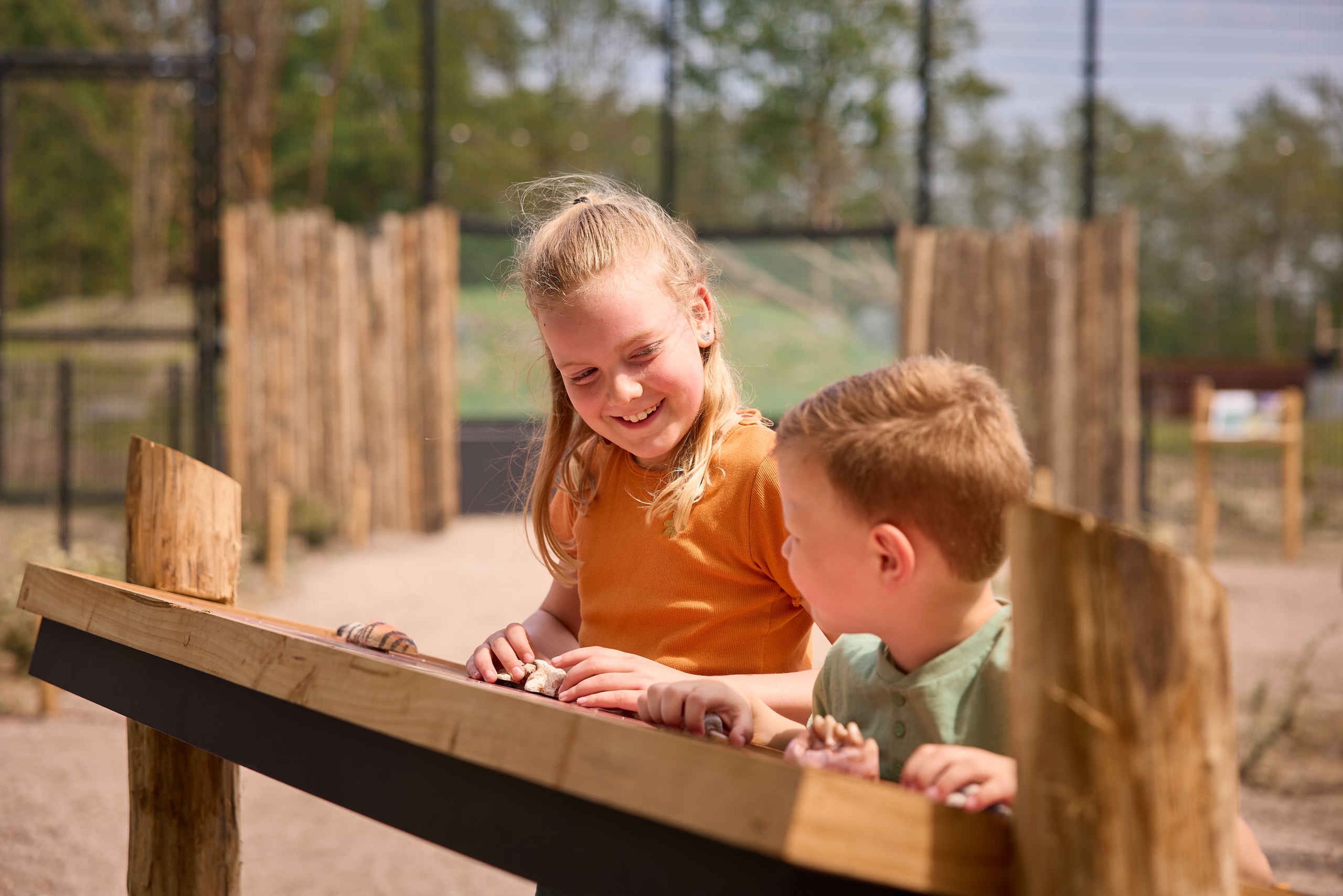 Zomer kinderen bij bord kinderfeestje schoolreisje AquaZoo Leeuwarden