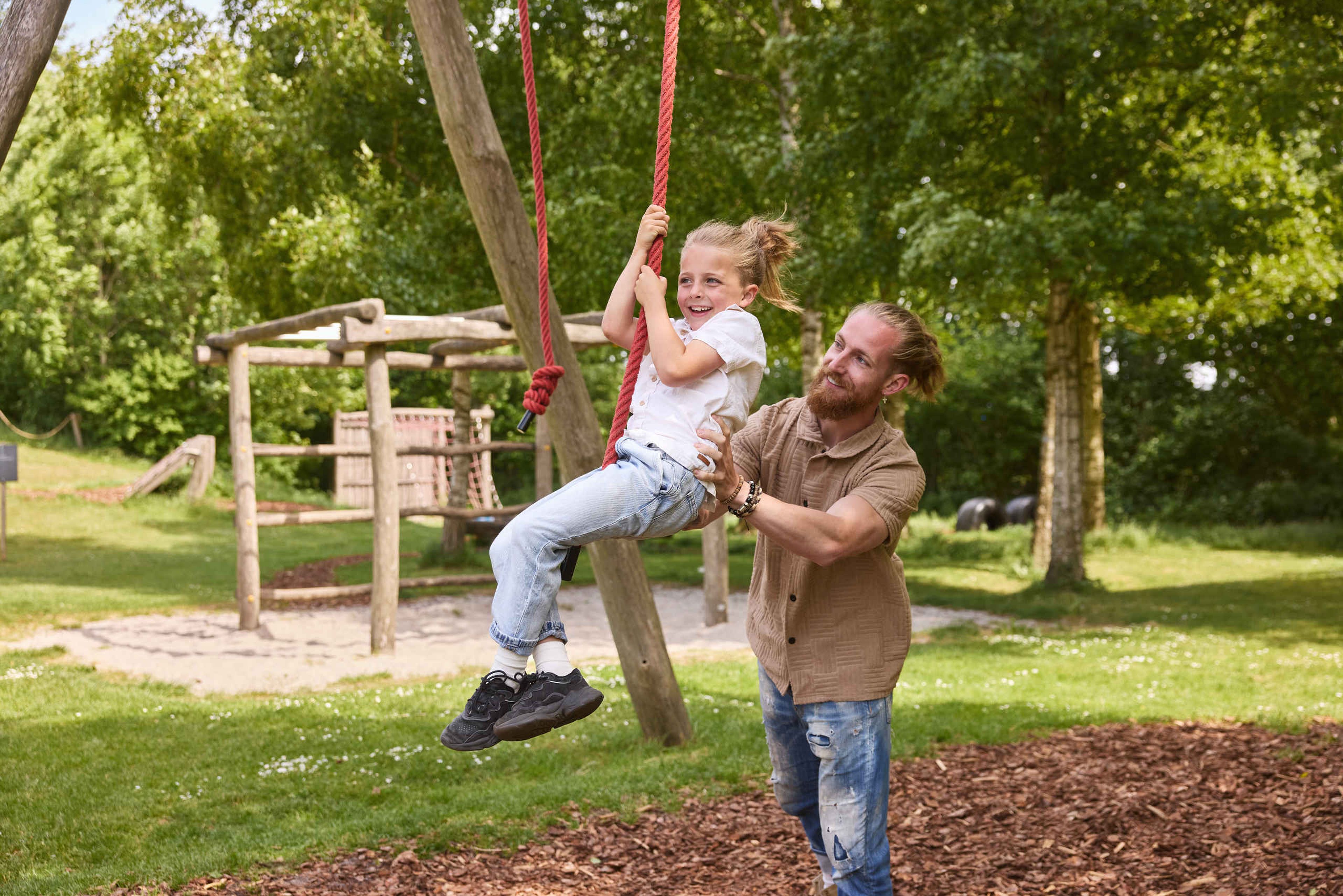Een vader en zoon spelend in de speeltuin van Luchtvaartmuseum Aviodrome